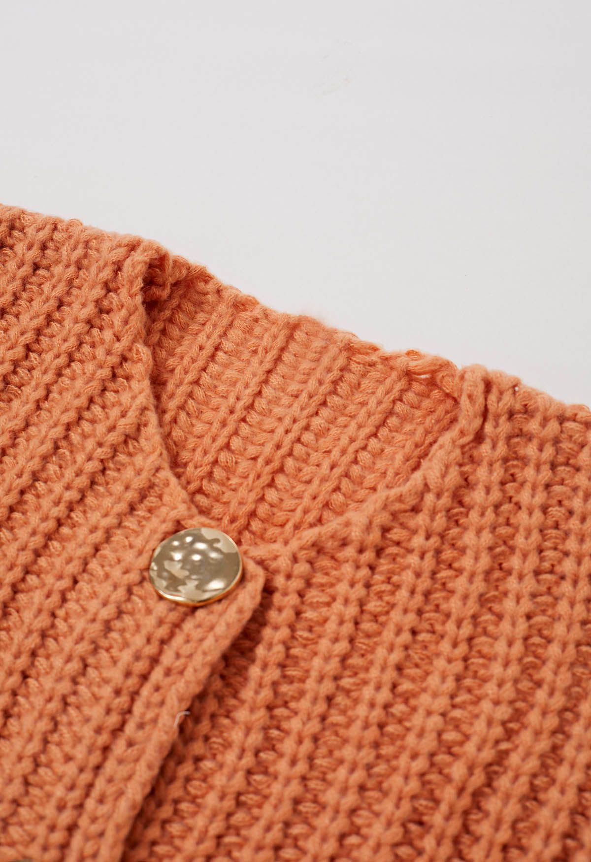 Gilet en tricot épais avec poches plaquées et boutons dorés audacieux en orange