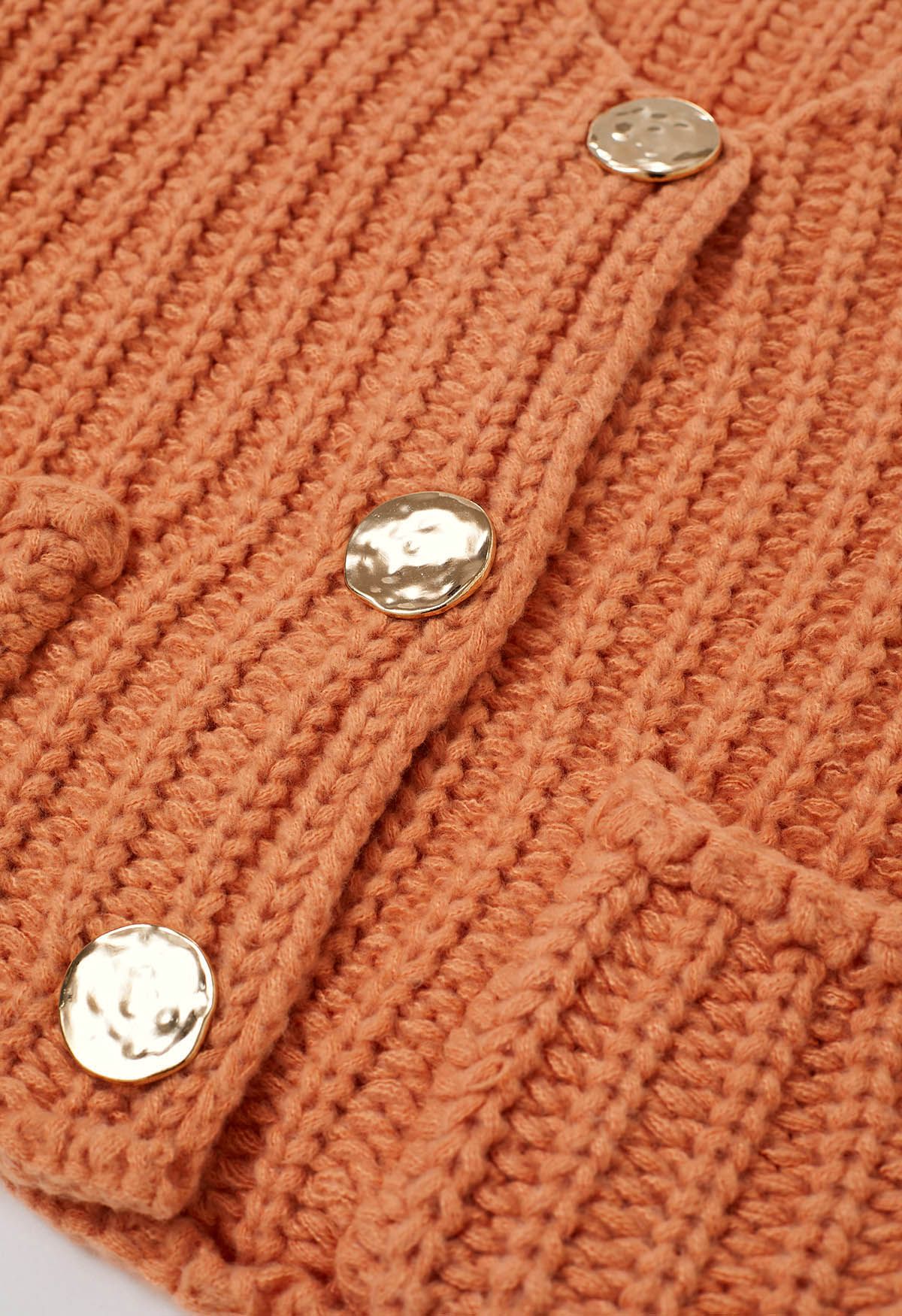 Gilet en tricot épais avec poches plaquées et boutons dorés audacieux en orange