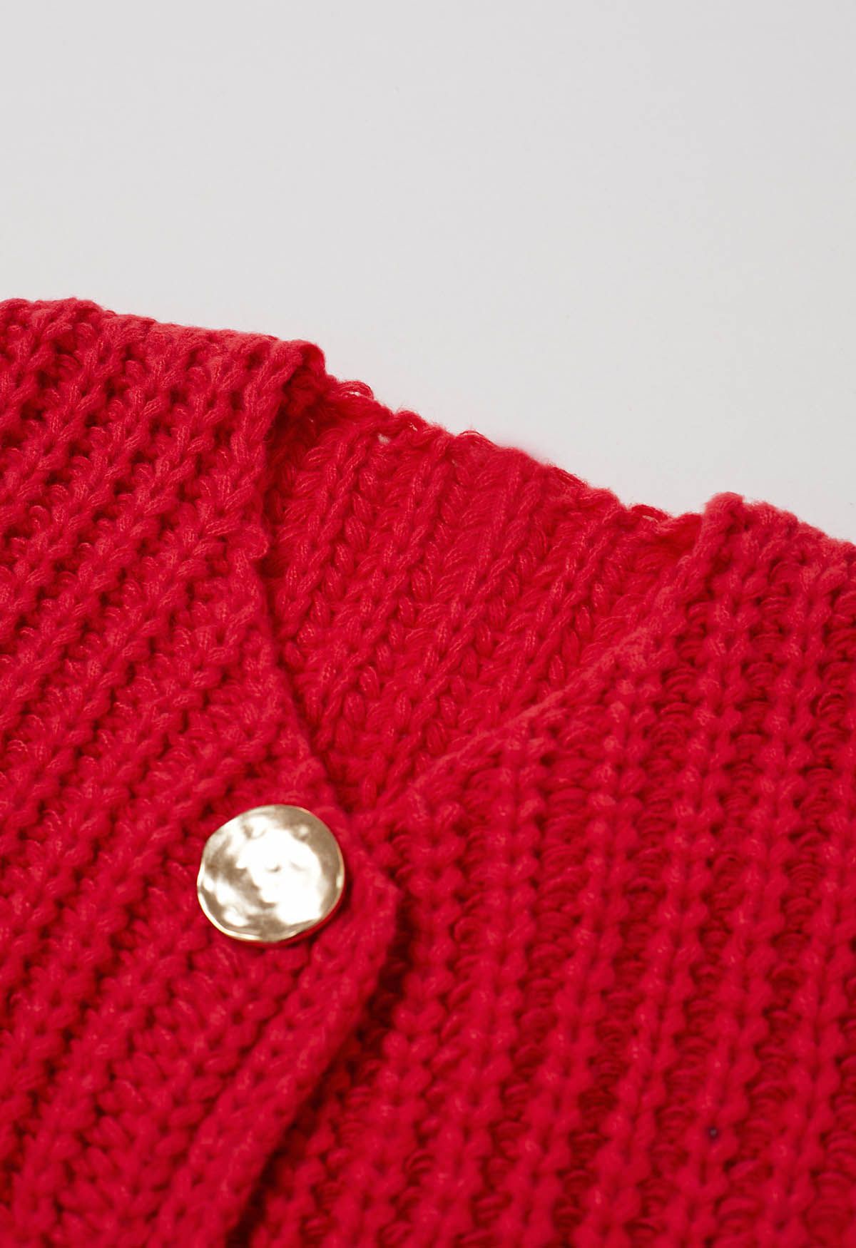 Gilet en tricot épais avec poches plaquées et boutons dorés audacieux en rouge