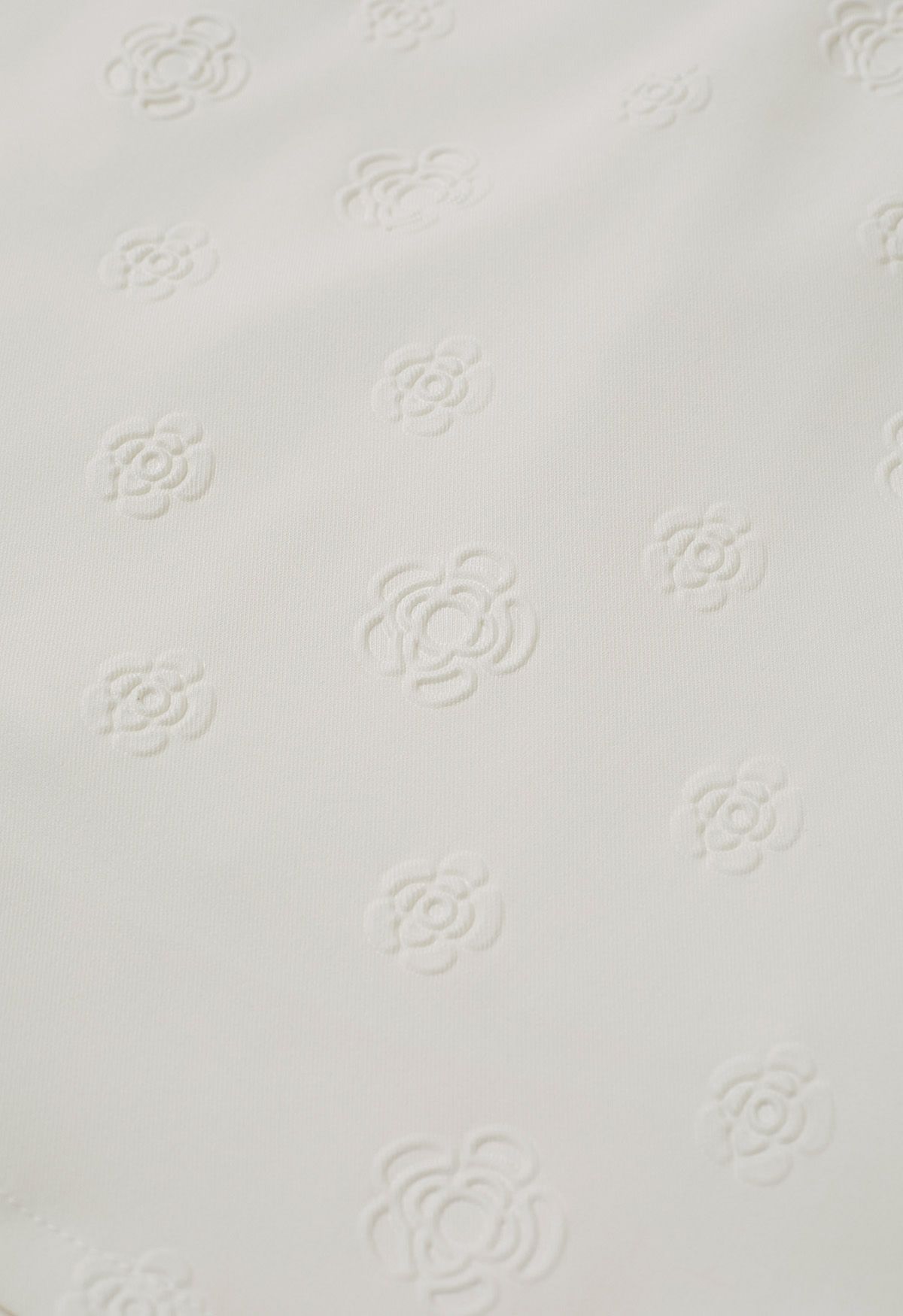 Jupe mini-bouton de rose en relief en blanc