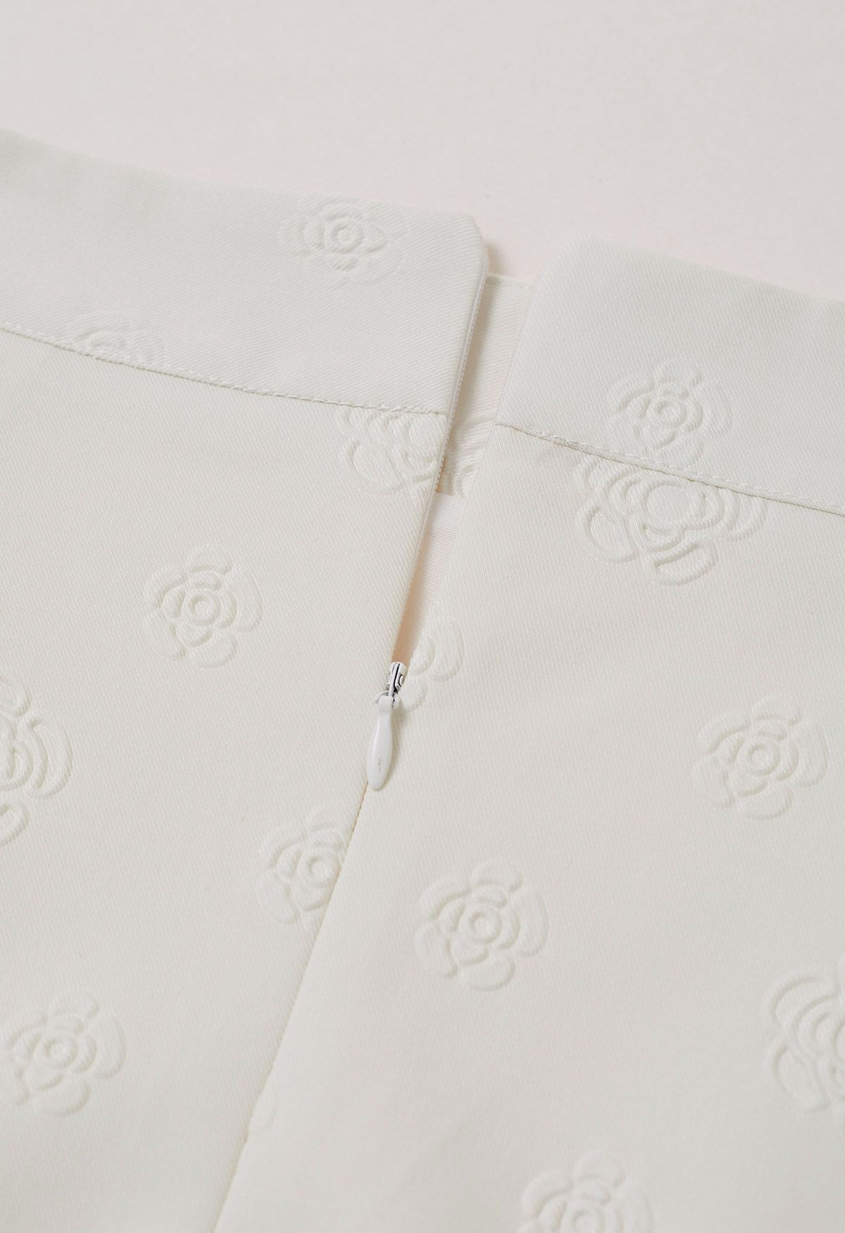 Jupe mini-bouton de rose en relief en blanc