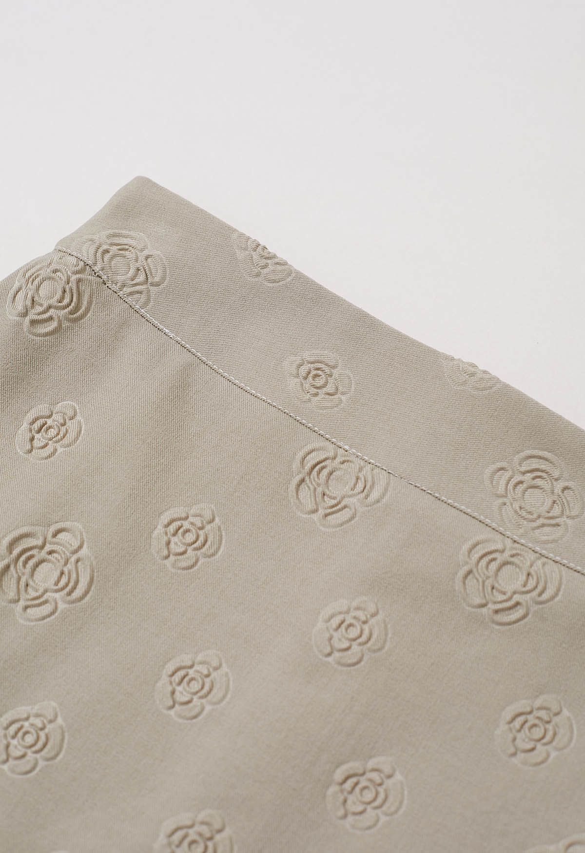 Jupe mini-bouton de rose en relief en taupe