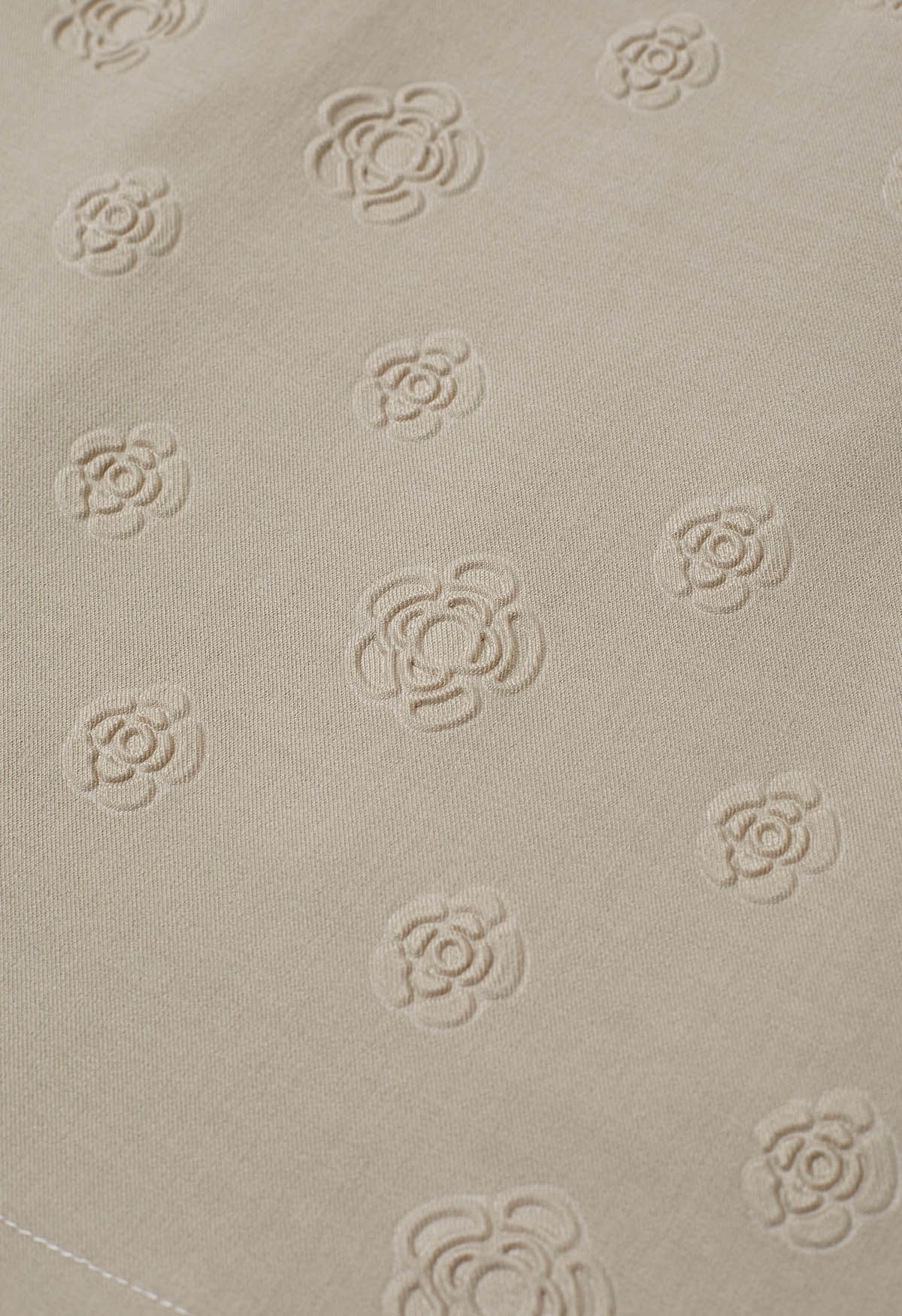 Jupe mini-bouton de rose en relief en taupe