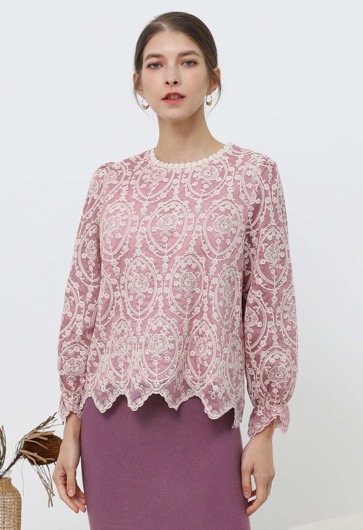 Haut à manches longues festonné avec superposition de broderies en rose poudré