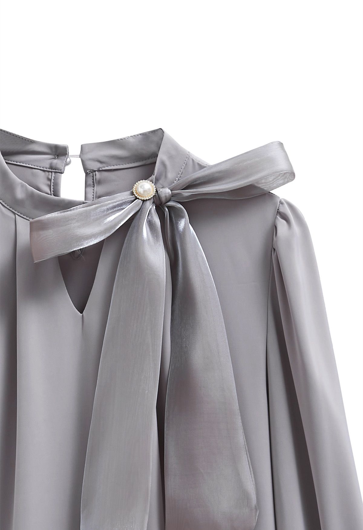 Haut en satin à nœud papillon en organza nacré gris