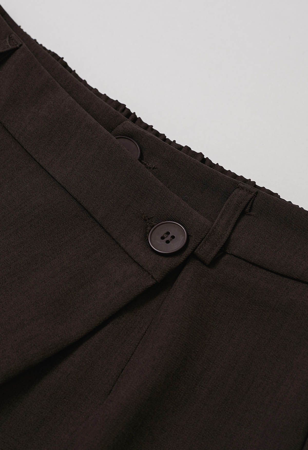 Pantalon droit boutonné à rabat asymétrique en chocolat