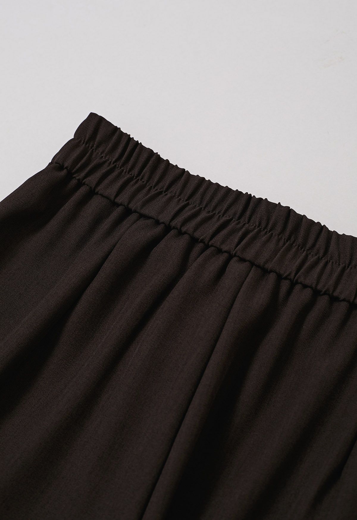 Pantalon droit boutonné à rabat asymétrique en chocolat