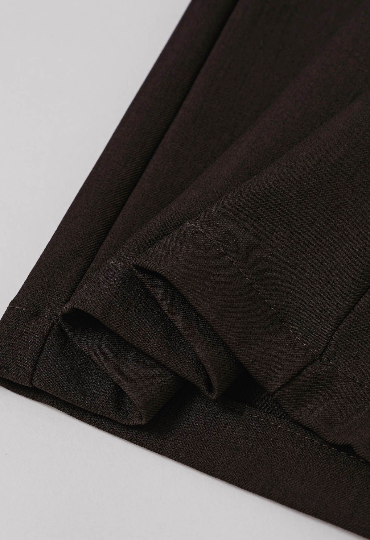 Pantalon droit boutonné à rabat asymétrique en chocolat