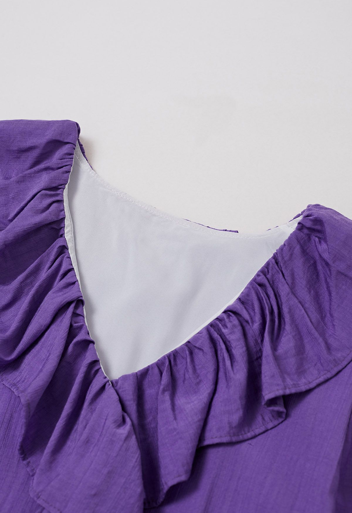 Robe mi-longue boutonnée asymétrique à volants fantaisistes en violet