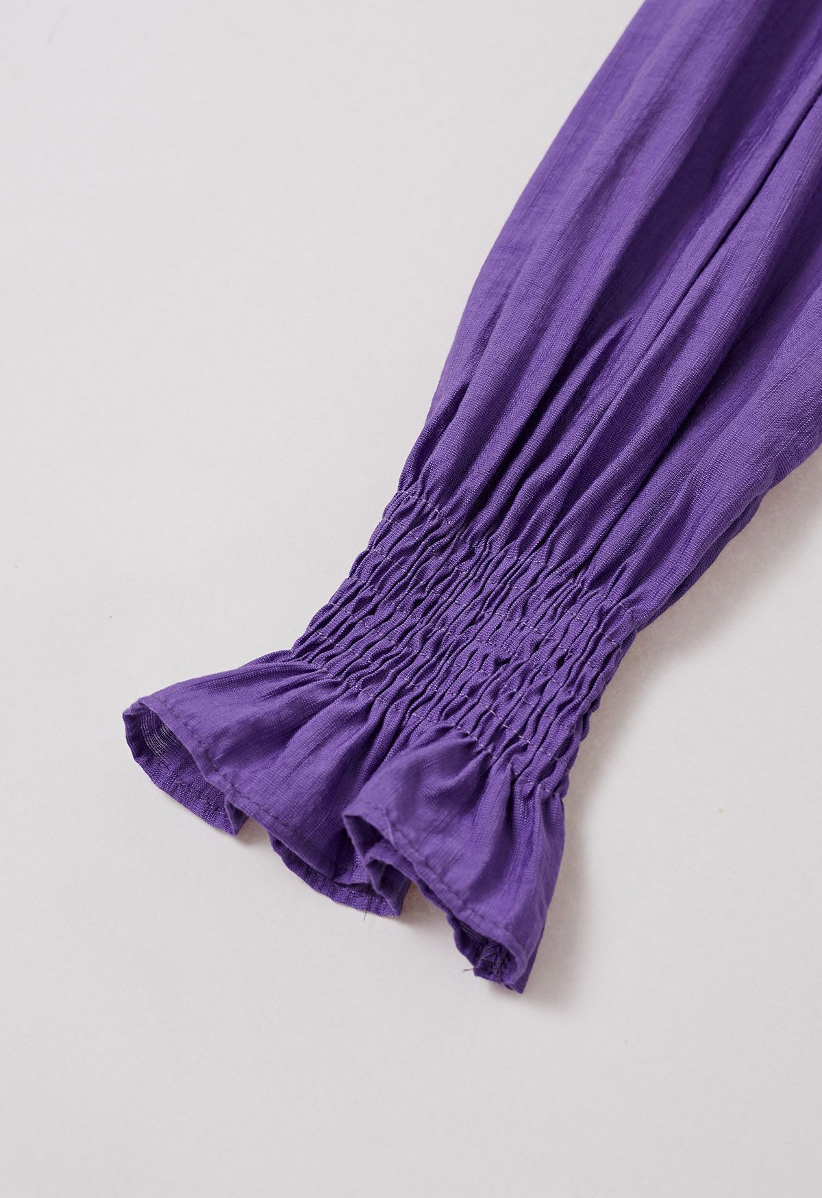 Robe mi-longue boutonnée asymétrique à volants fantaisistes en violet