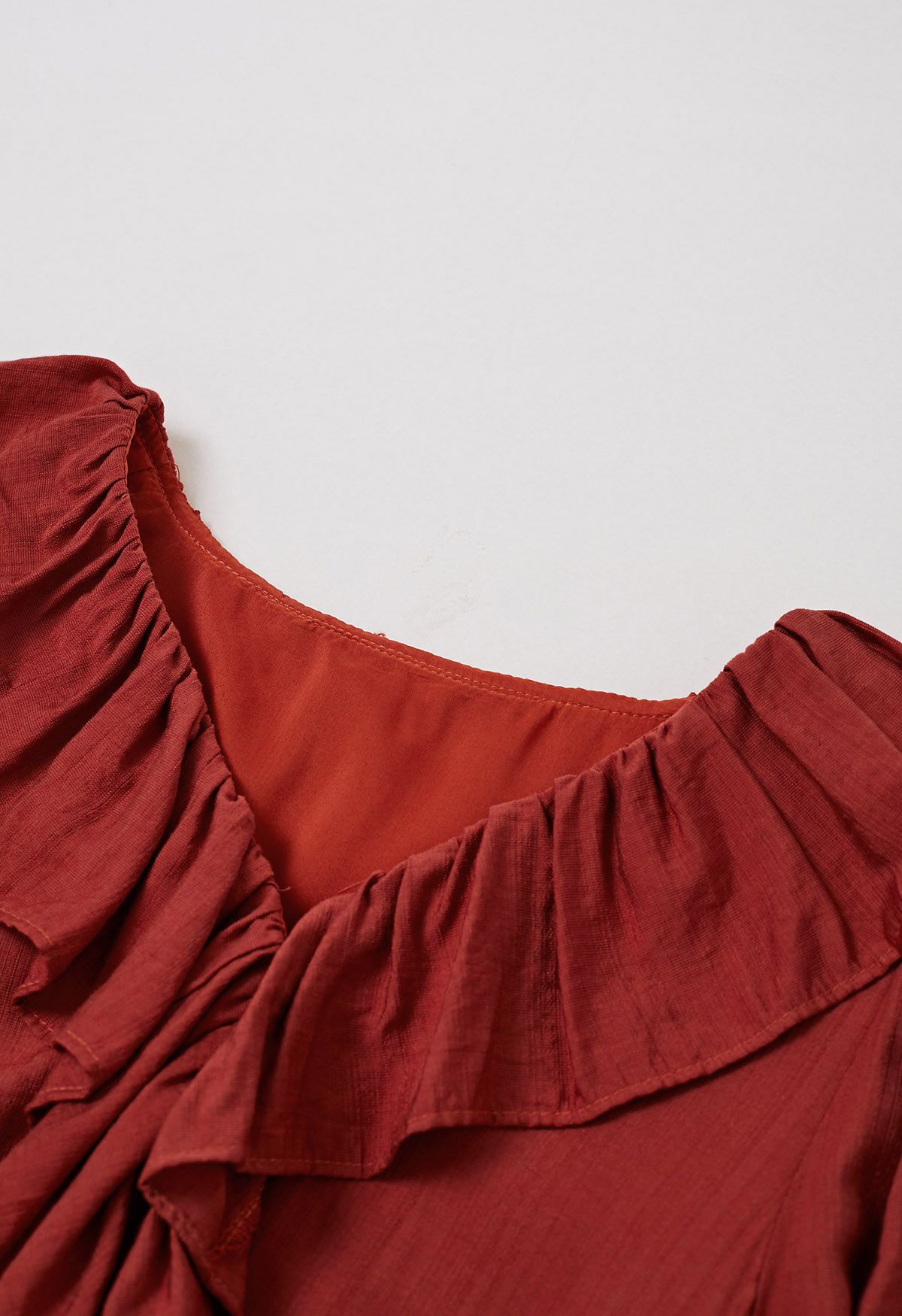 Robe mi-longue boutonnée asymétrique à volants fantaisistes en rouge