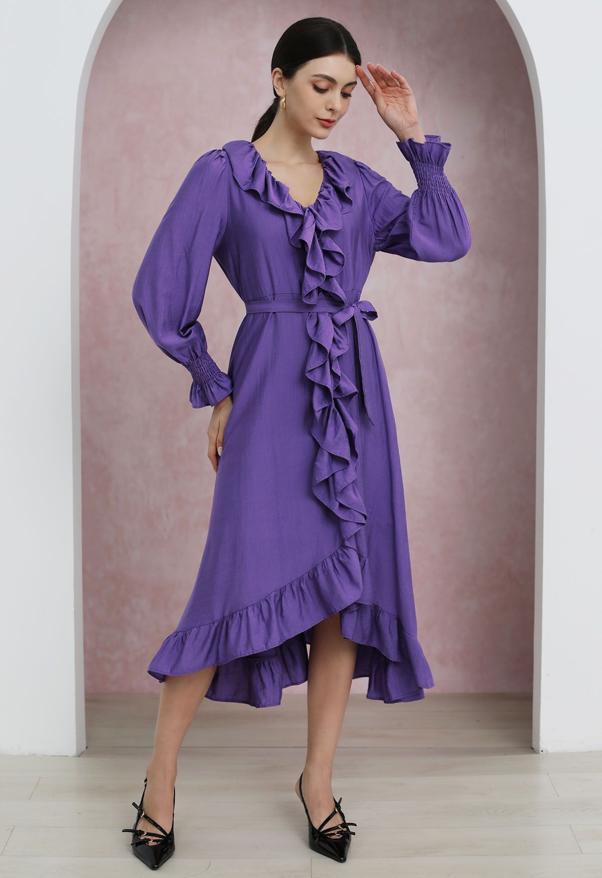 Robe mi-longue boutonnée asymétrique à volants fantaisistes en violet