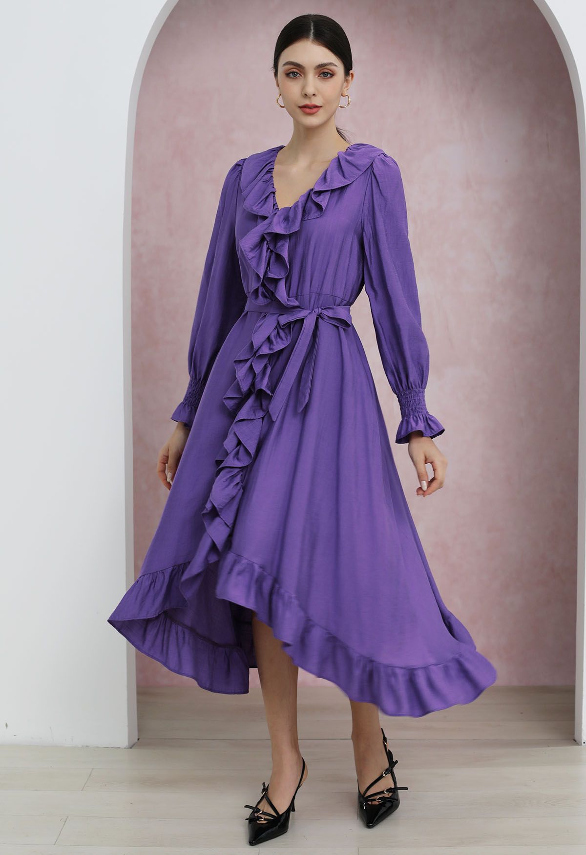 Robe mi-longue boutonnée asymétrique à volants fantaisistes en violet