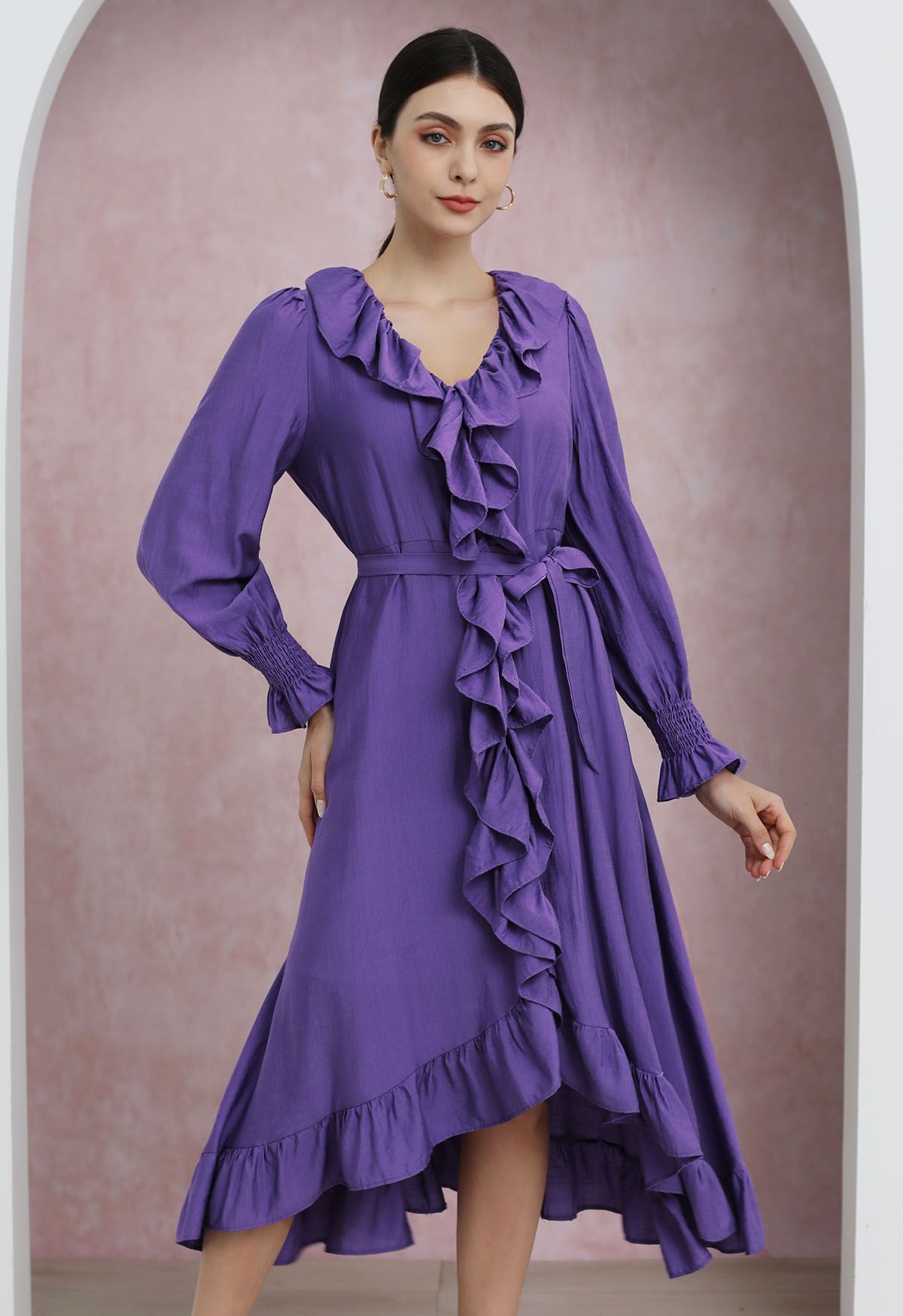 Robe mi-longue boutonnée asymétrique à volants fantaisistes en violet