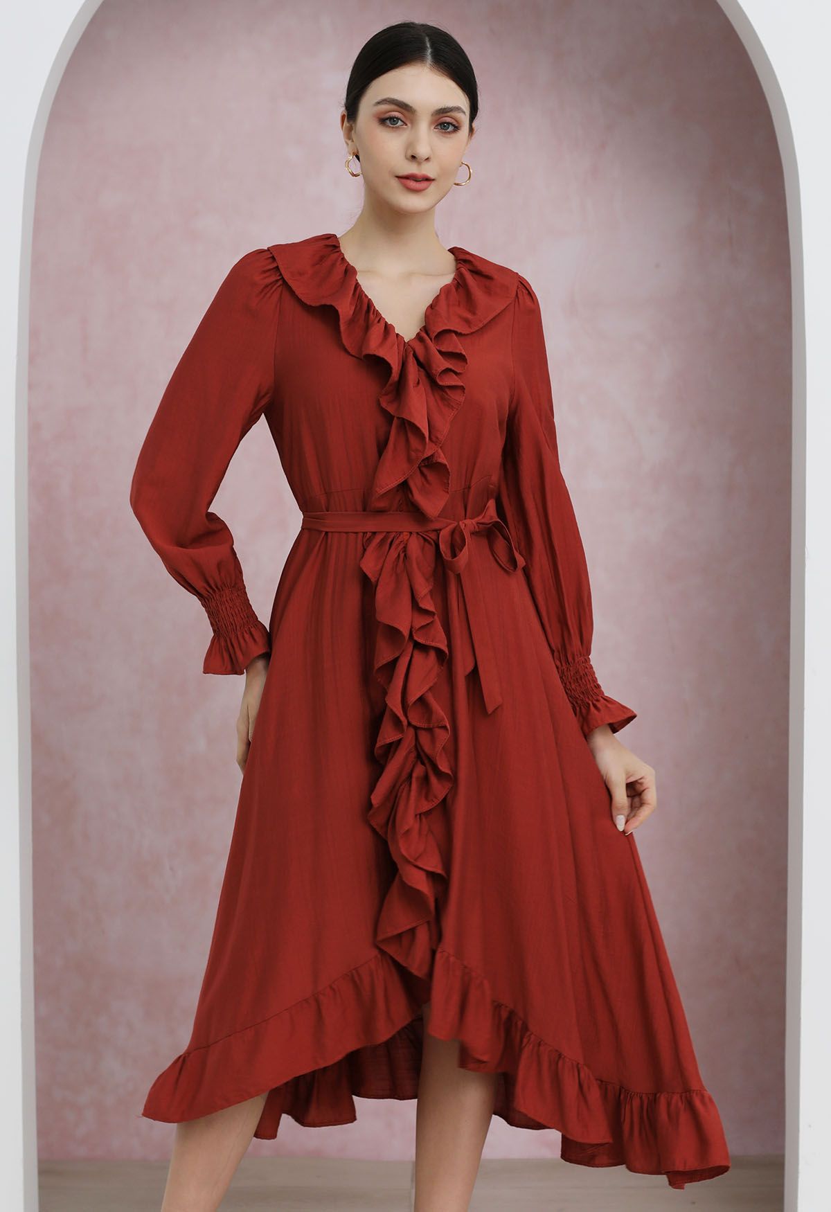 Robe mi-longue boutonnée asymétrique à volants fantaisistes en rouge