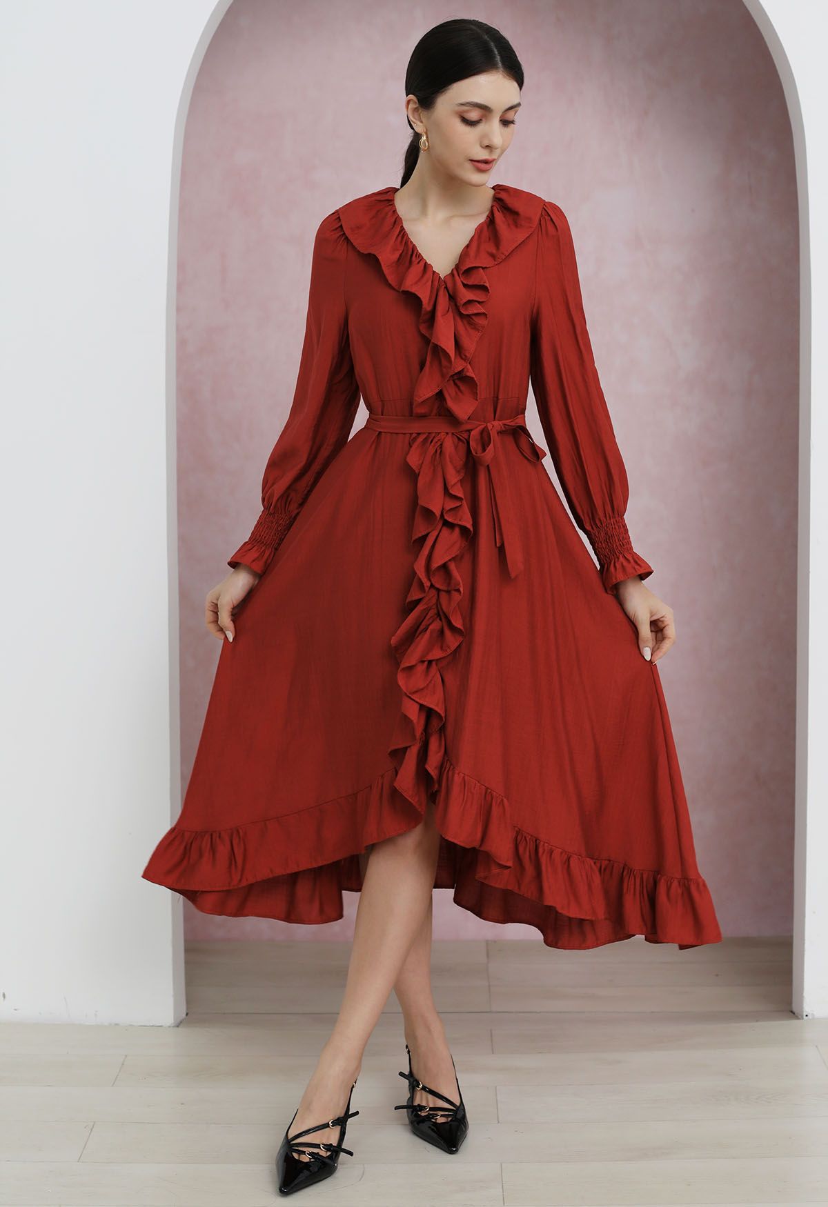 Robe mi-longue boutonnée asymétrique à volants fantaisistes en rouge