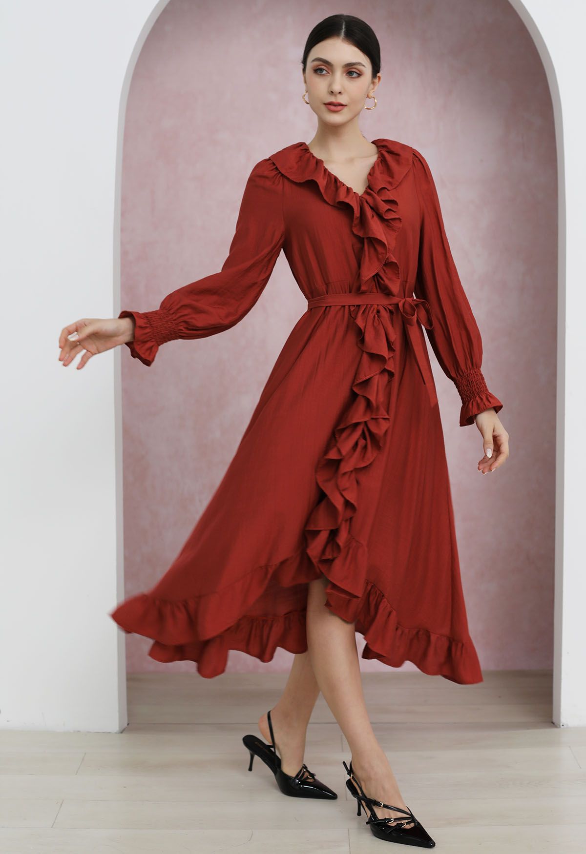 Robe mi-longue boutonnée asymétrique à volants fantaisistes en rouge