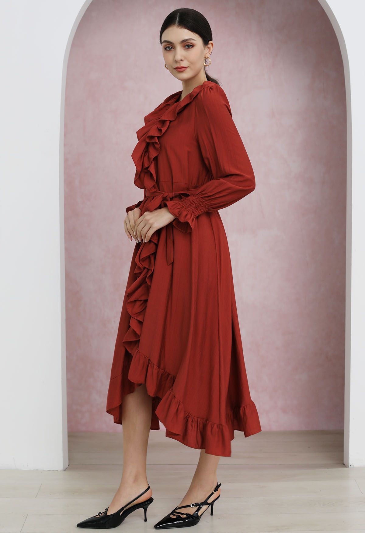 Robe mi-longue boutonnée asymétrique à volants fantaisistes en rouge