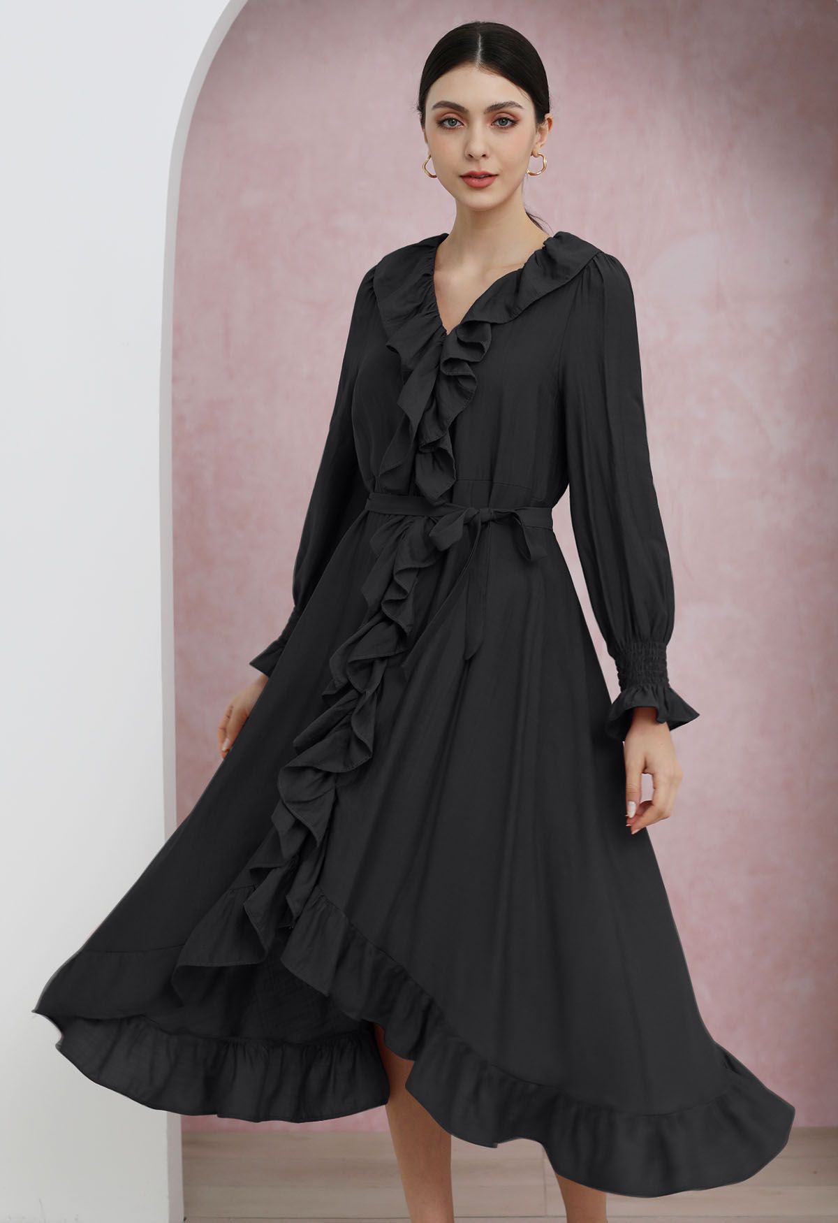 Robe mi-longue asymétrique à volants fantaisie boutonnée en noir