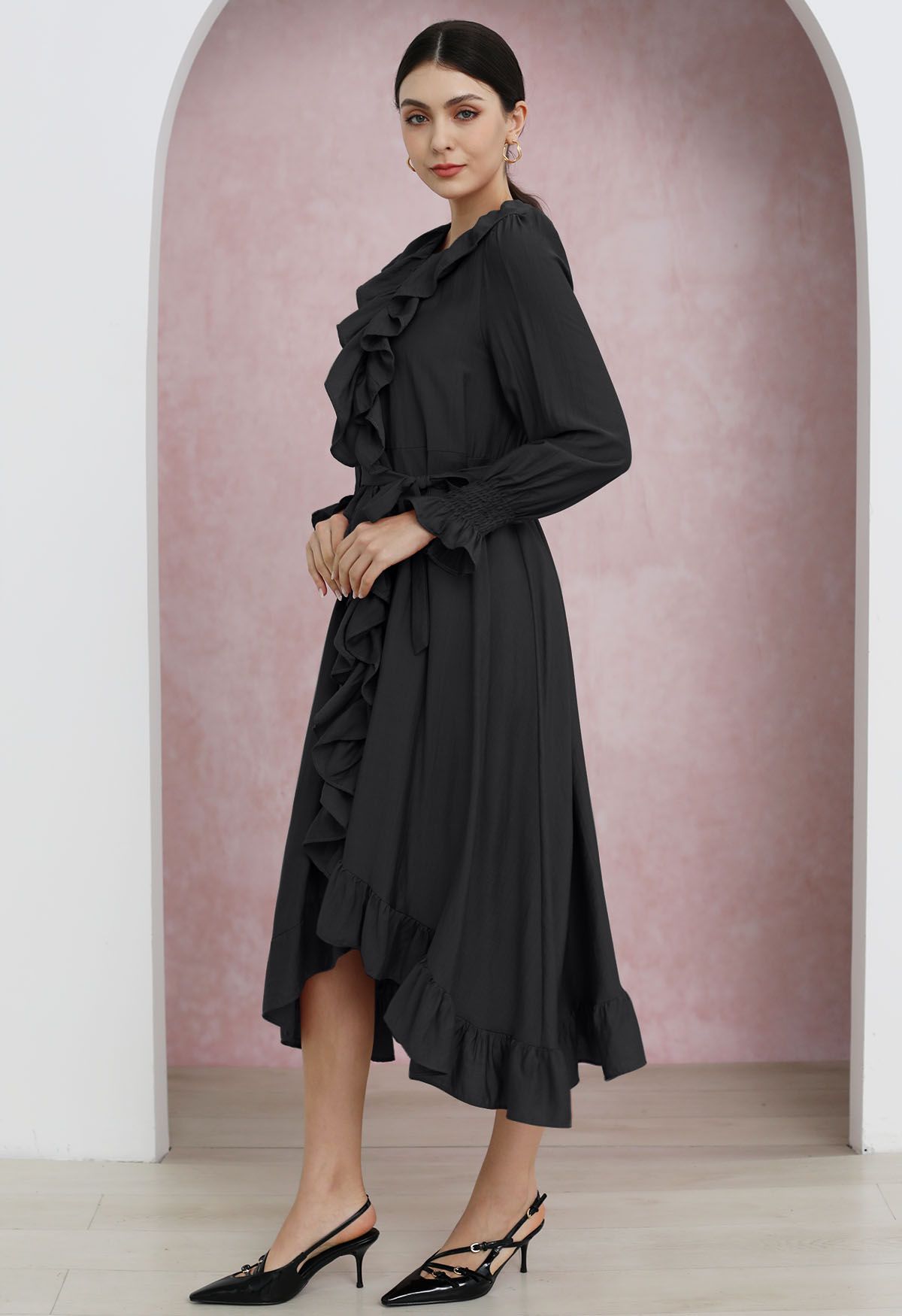 Robe mi-longue asymétrique à volants fantaisie boutonnée en noir