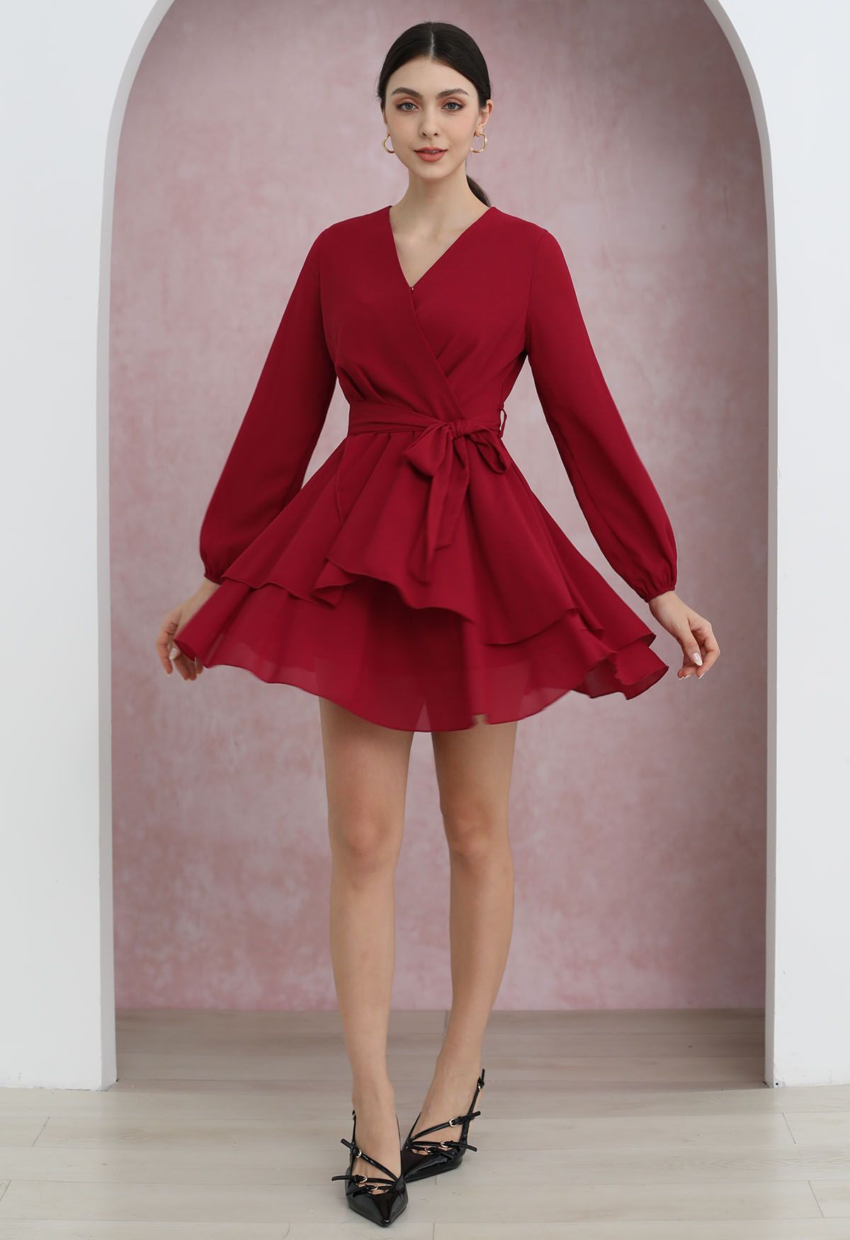 Adorable mini-robe à volants superposés, col en V, ceinture nouée à la taille, en rouge