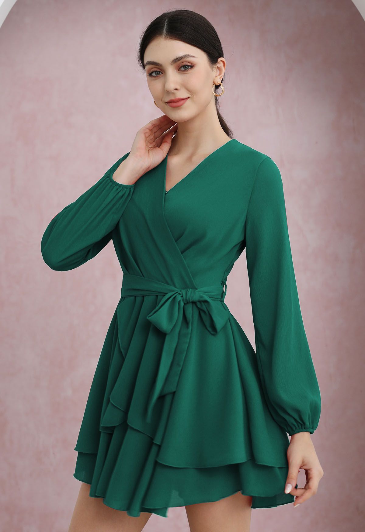 Adorable mini-robe à volants superposés, col en V, ceinture nouée à la taille, en vert