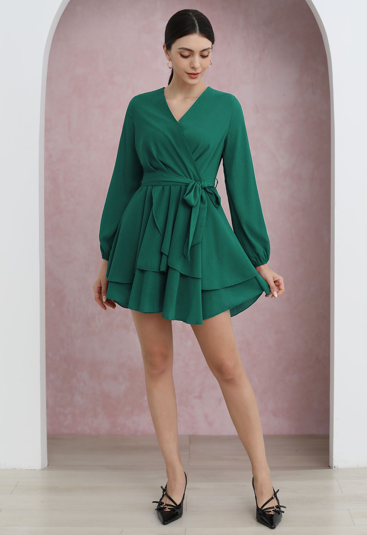 Adorable mini-robe à volants superposés, col en V, ceinture nouée à la taille, en vert