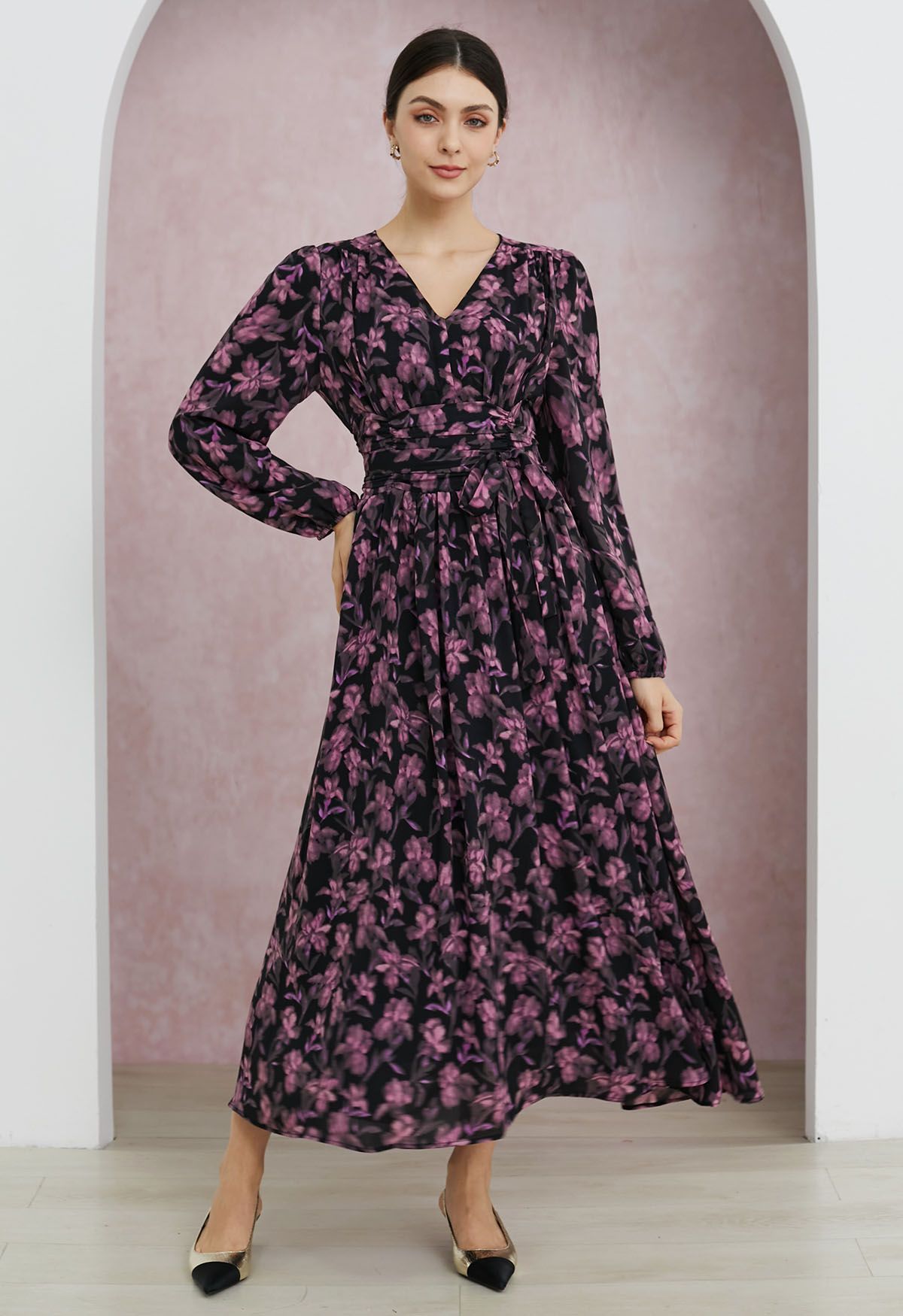 Robe longue en mousseline à col en V et motif floral Serenade en rose