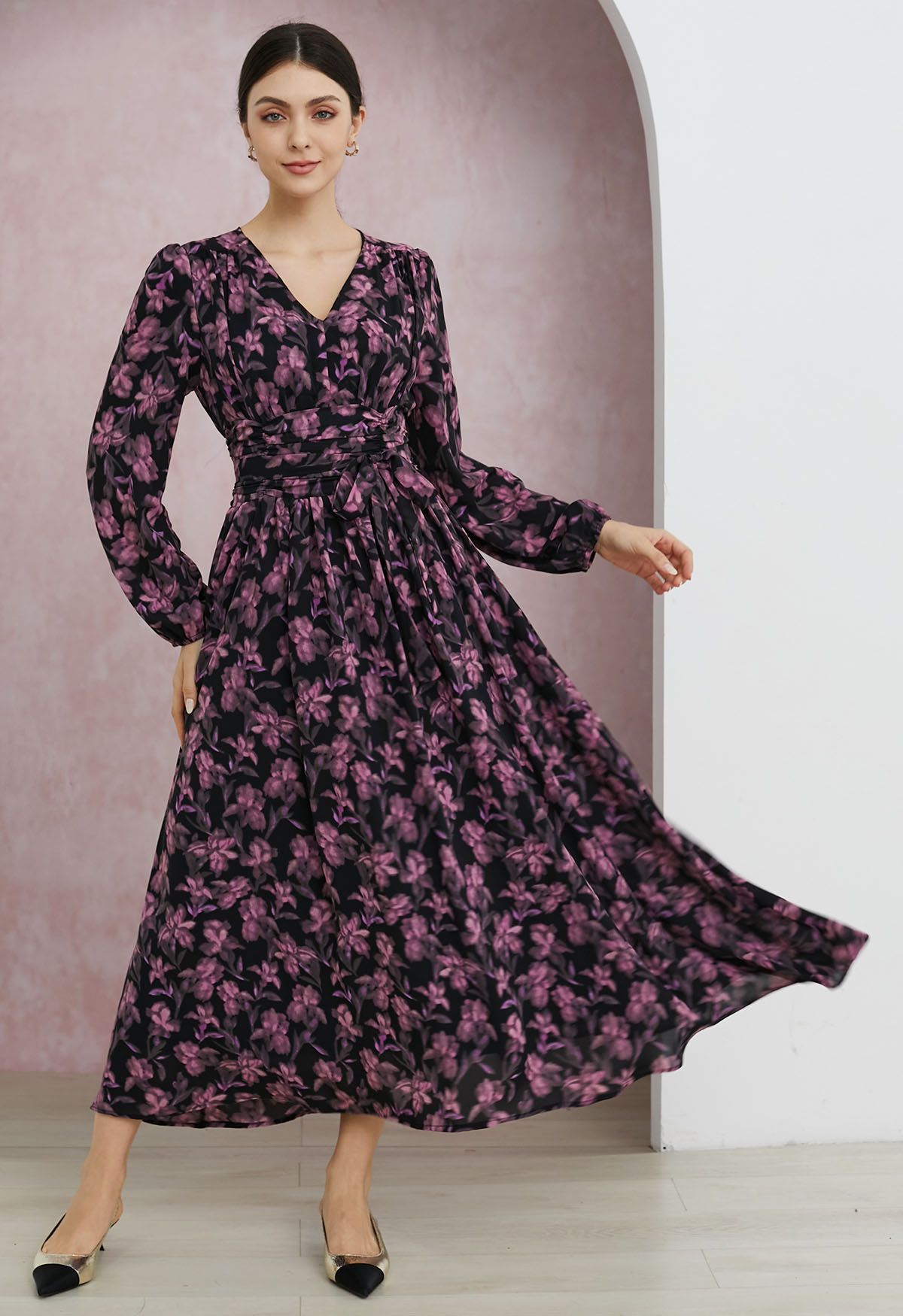 Robe longue en mousseline à col en V et motif floral Serenade en rose