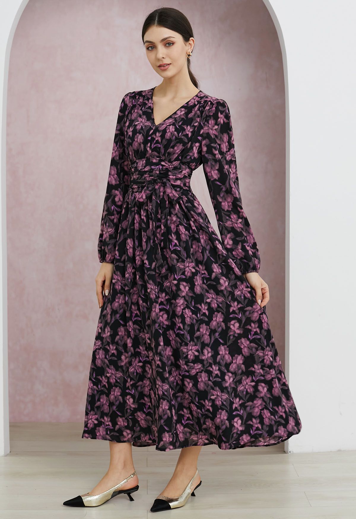 Robe longue en mousseline à col en V et motif floral Serenade en rose