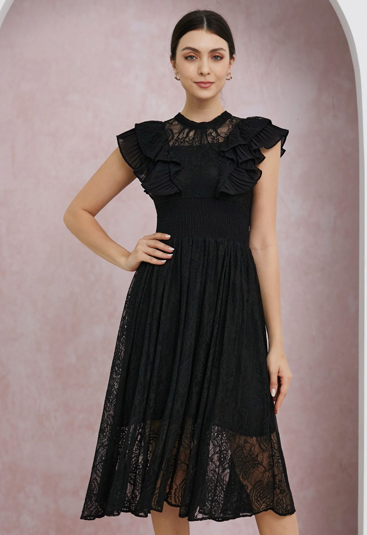 Robe mi-longue en dentelle sans manches à volants en noir