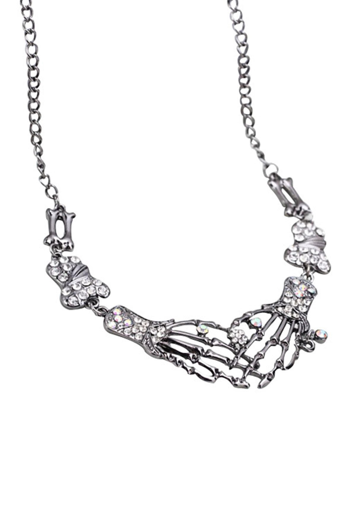 Collier en strass avec main de squelette