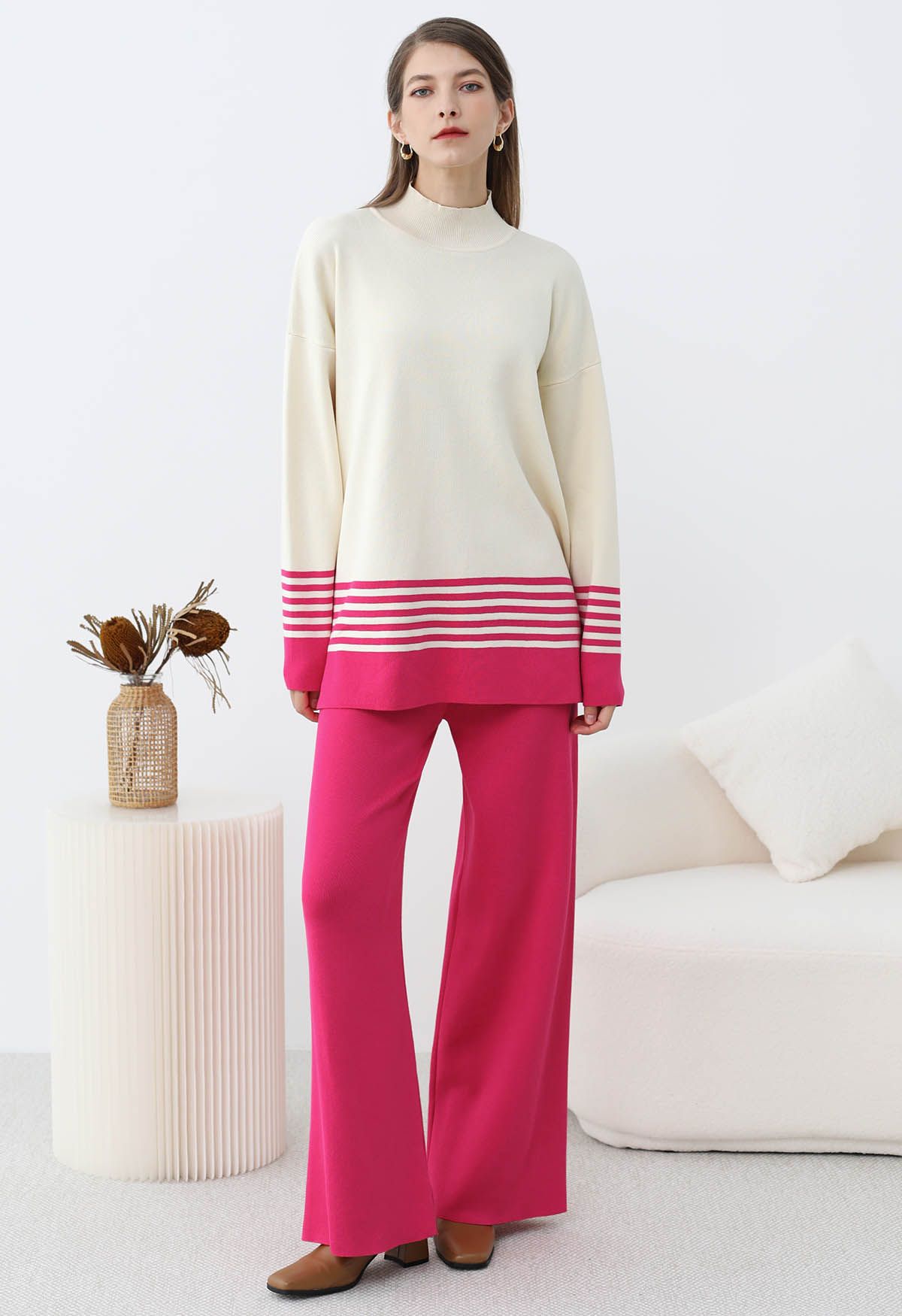 Ensemble pull et pantalon en tricot à col montant et rayures bicolores en rose