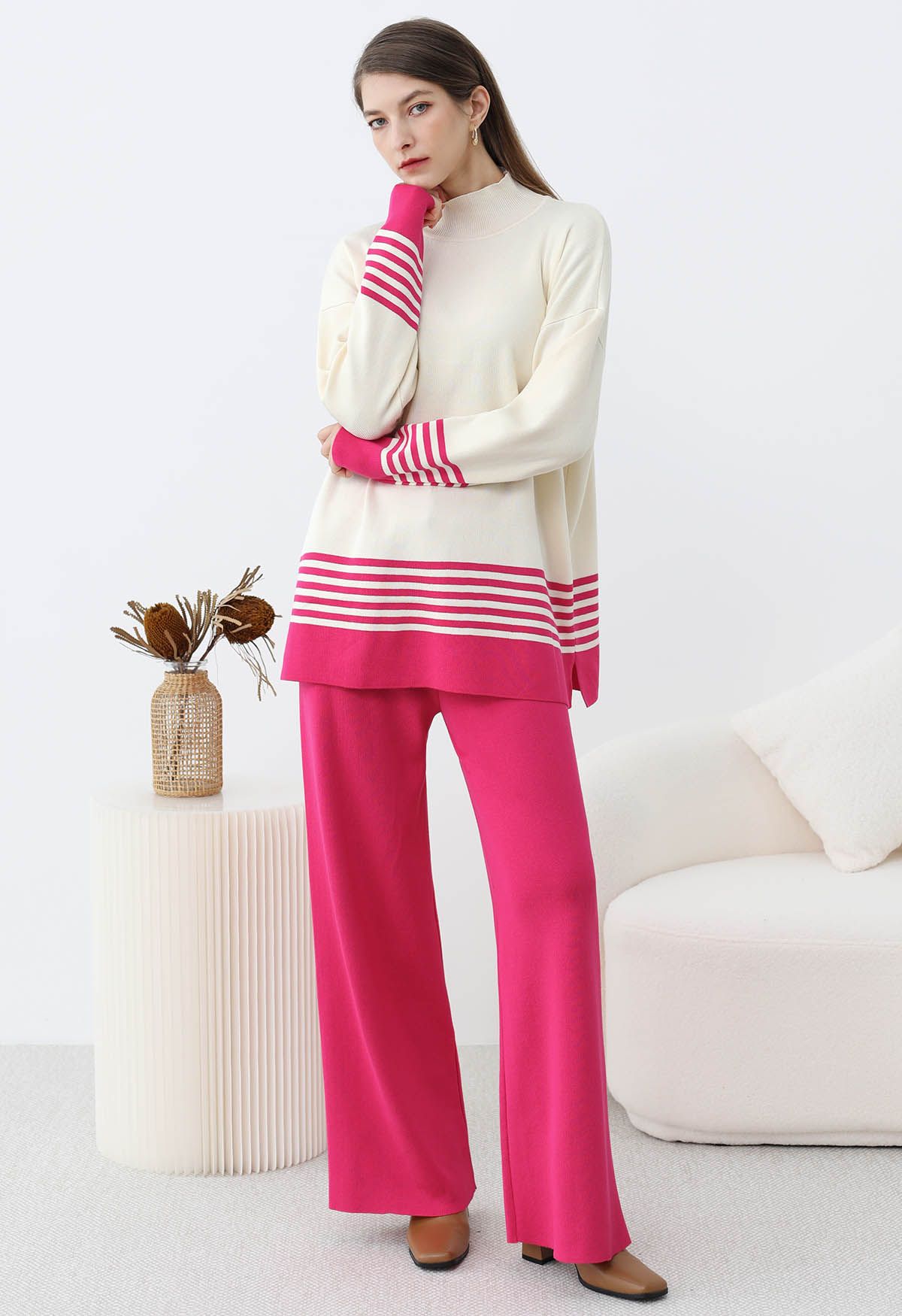 Ensemble pull et pantalon en tricot à col montant et rayures bicolores en rose