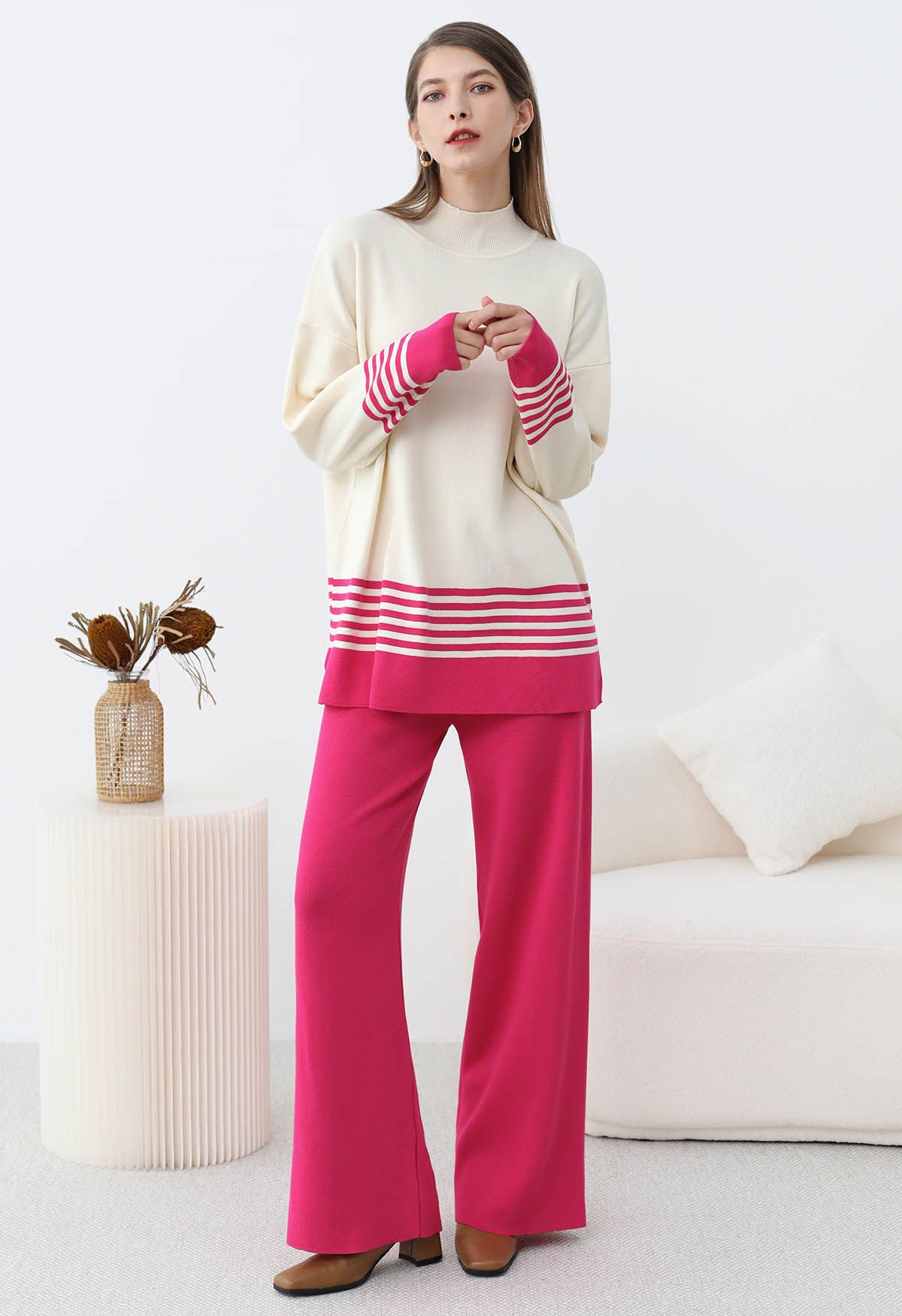 Ensemble pull et pantalon en tricot à col montant et rayures bicolores en rose