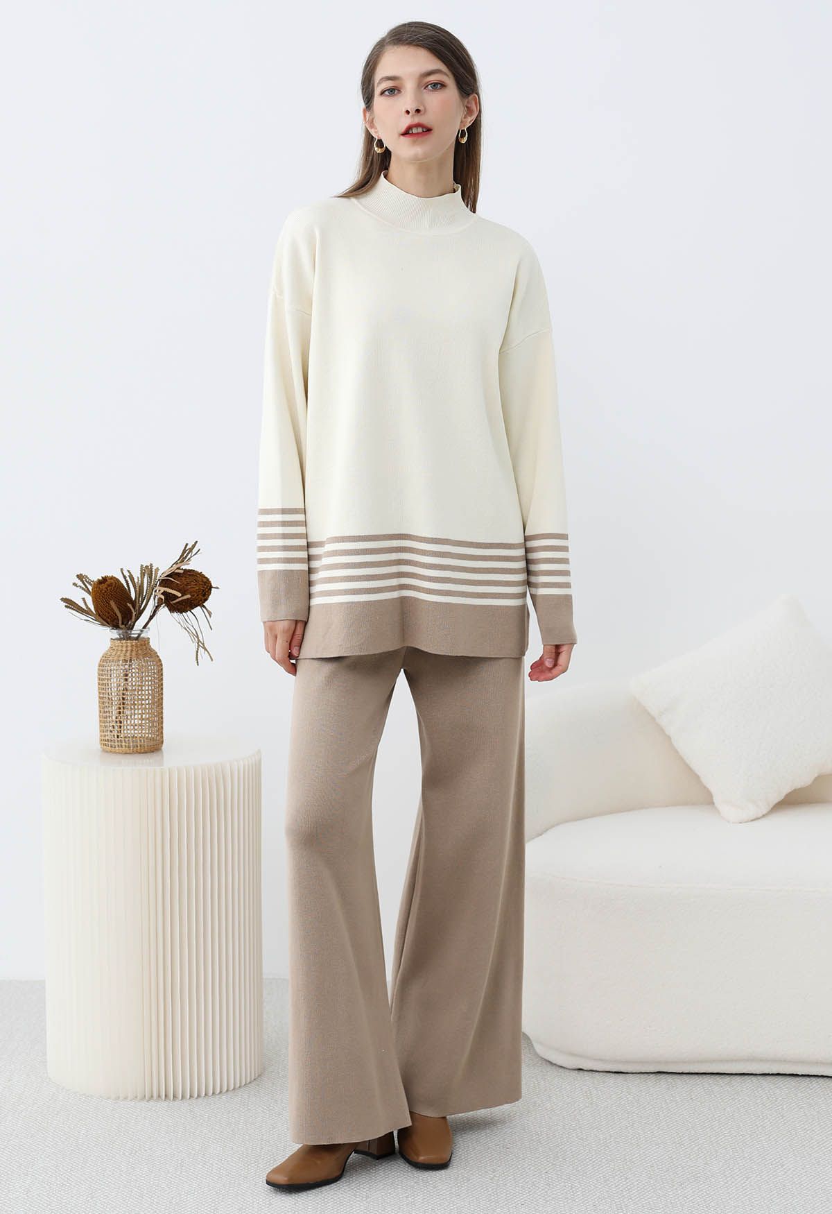 Ensemble pull et pantalon en tricot à rayures bicolores et col montant en taupe