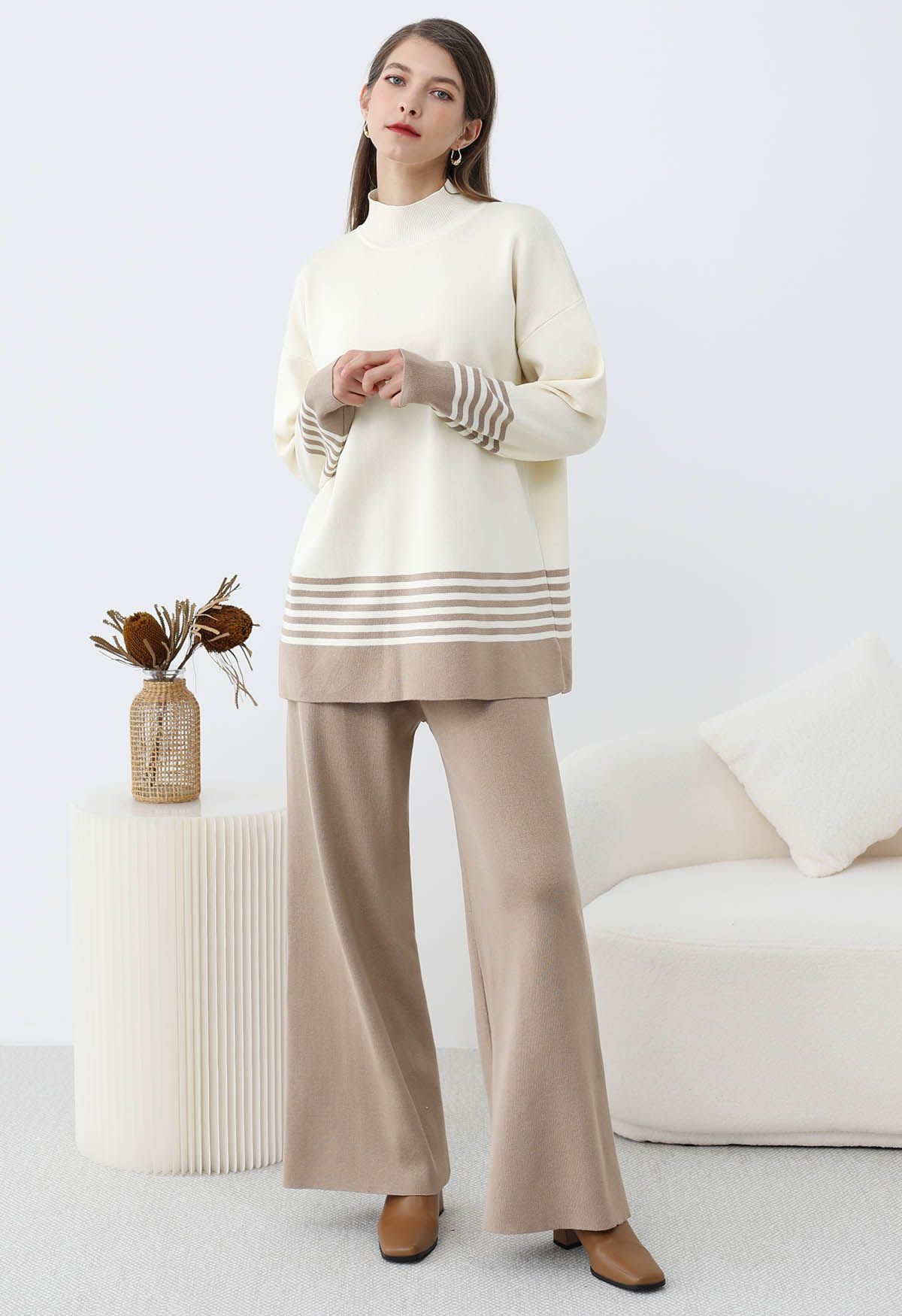 Ensemble pull et pantalon en tricot à rayures bicolores et col montant en taupe