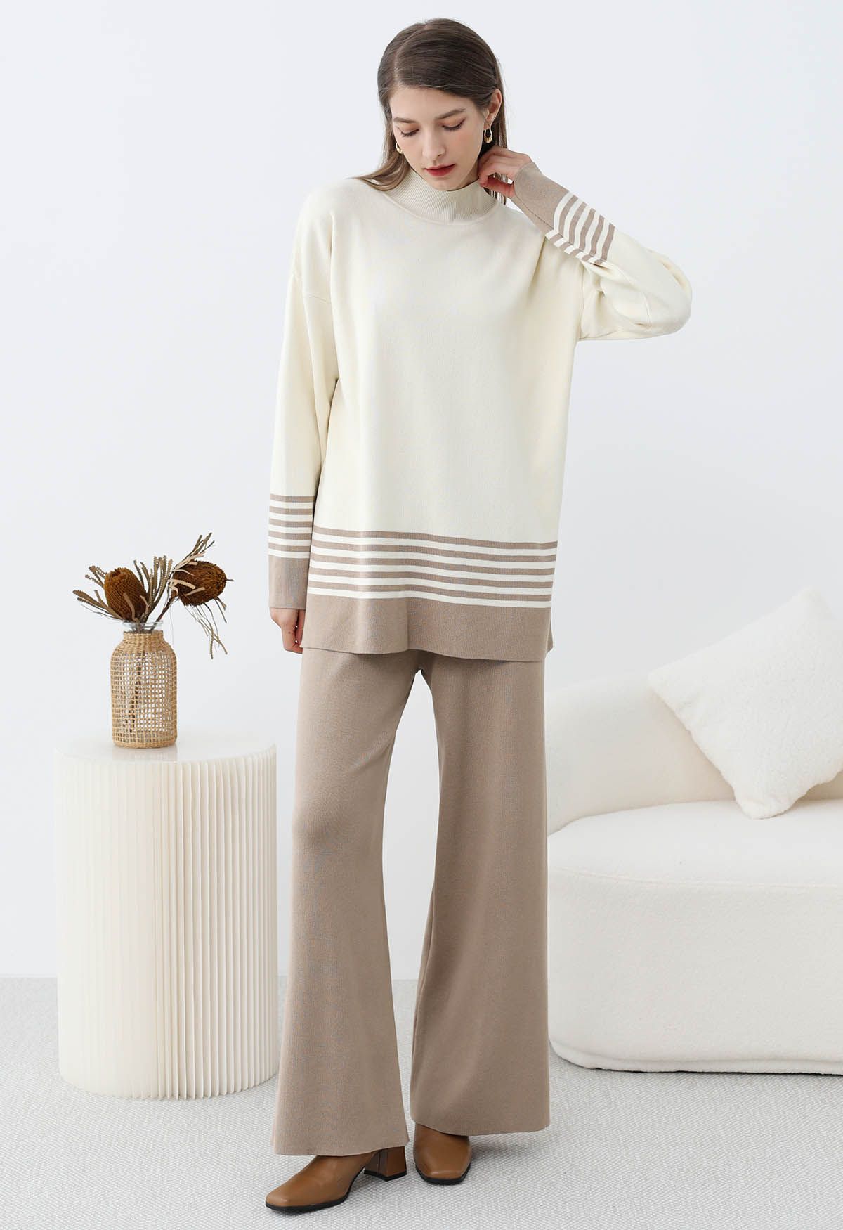 Ensemble pull et pantalon en tricot à rayures bicolores et col montant en taupe