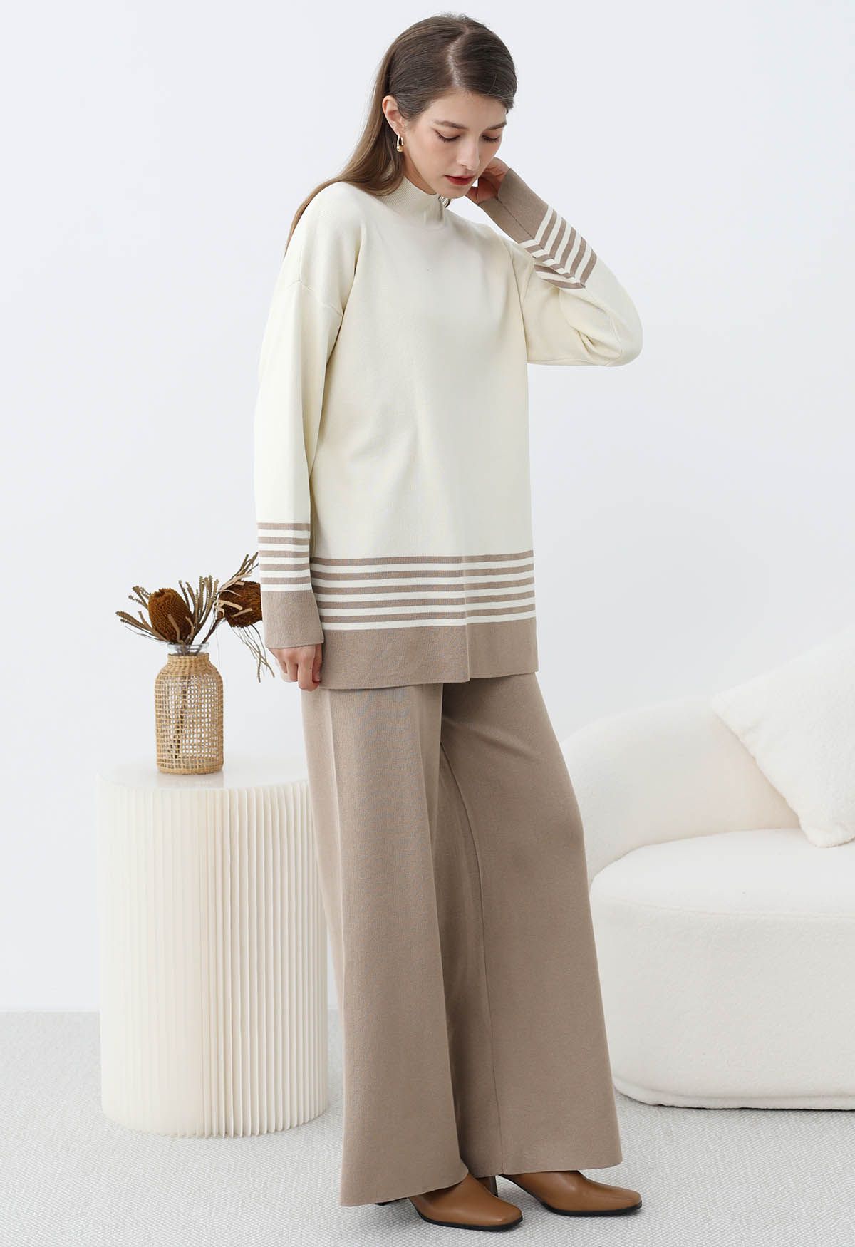 Ensemble pull et pantalon en tricot à rayures bicolores et col montant en taupe