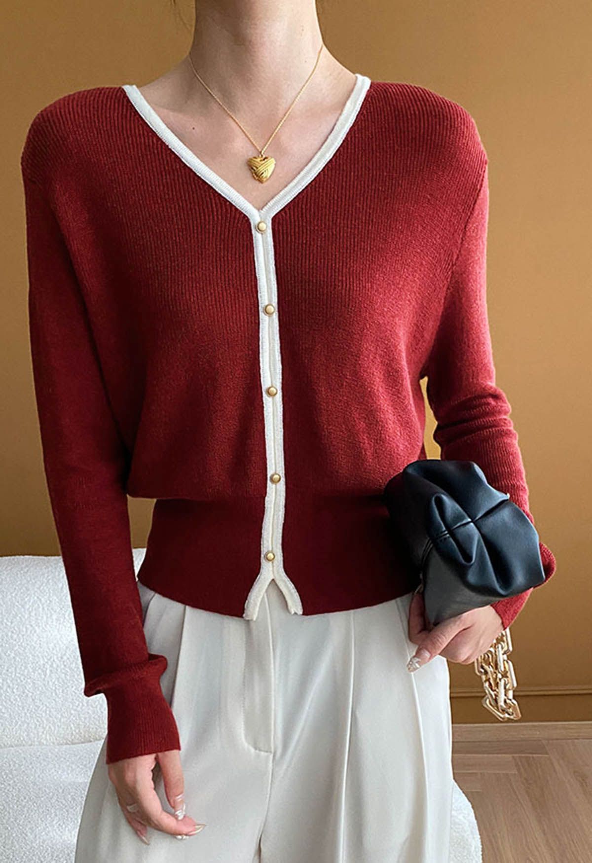 Cardigan en tricot contrasté à bordure boutonnée en rouge