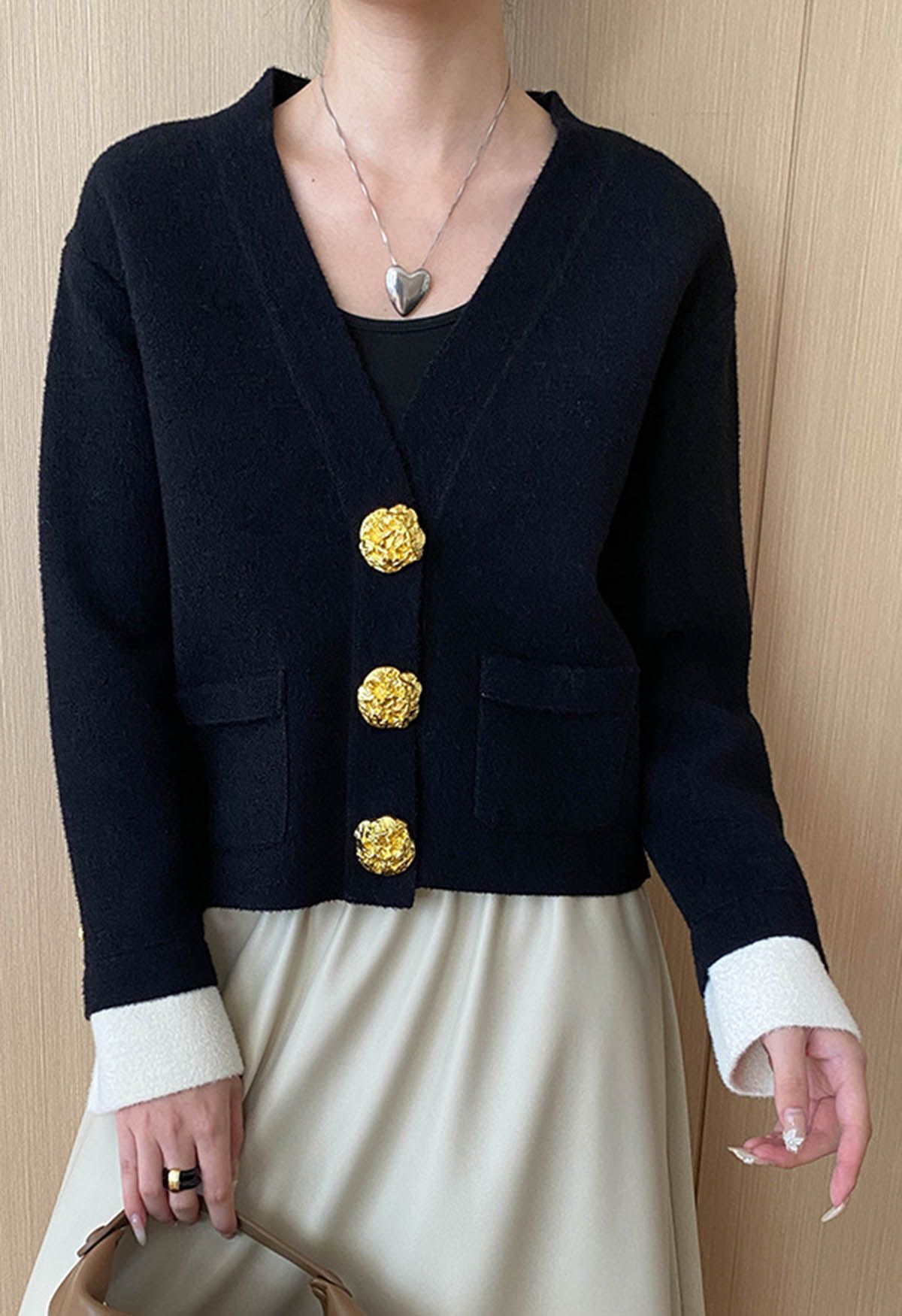 Cardigan en tricot contrasté à boutons dorés et accrocheur en noir