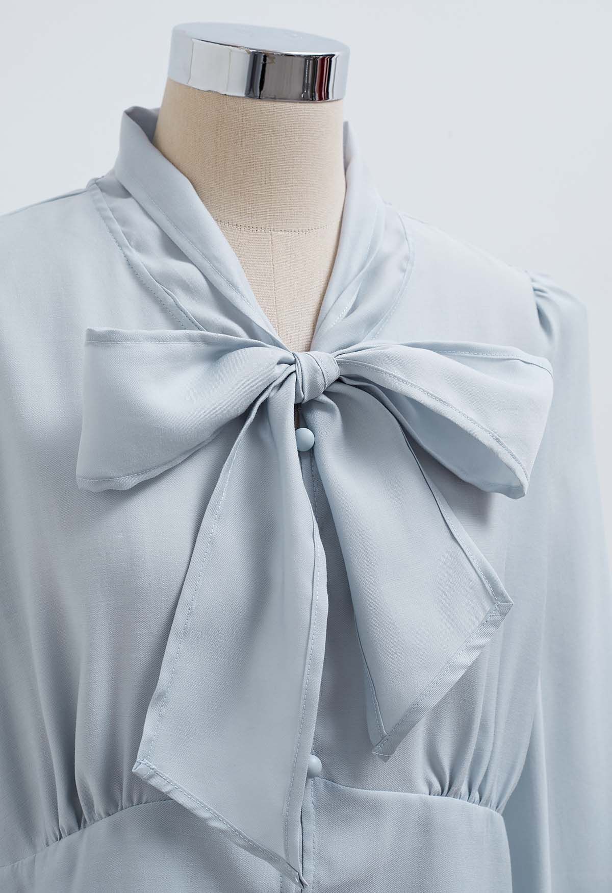 Chemise courte boutonnée à col papillon en bleu clair