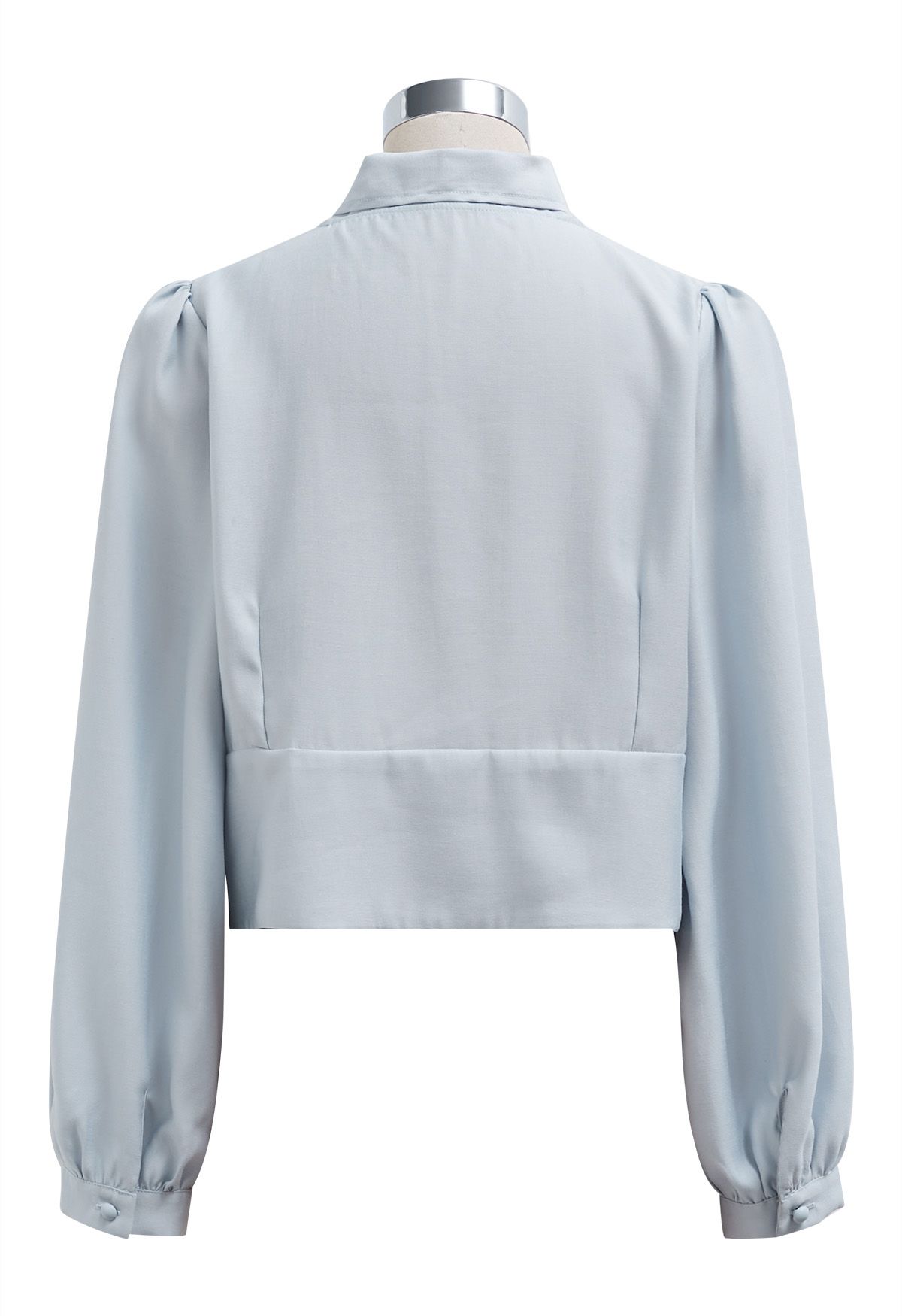 Chemise courte boutonnée à col papillon en bleu clair