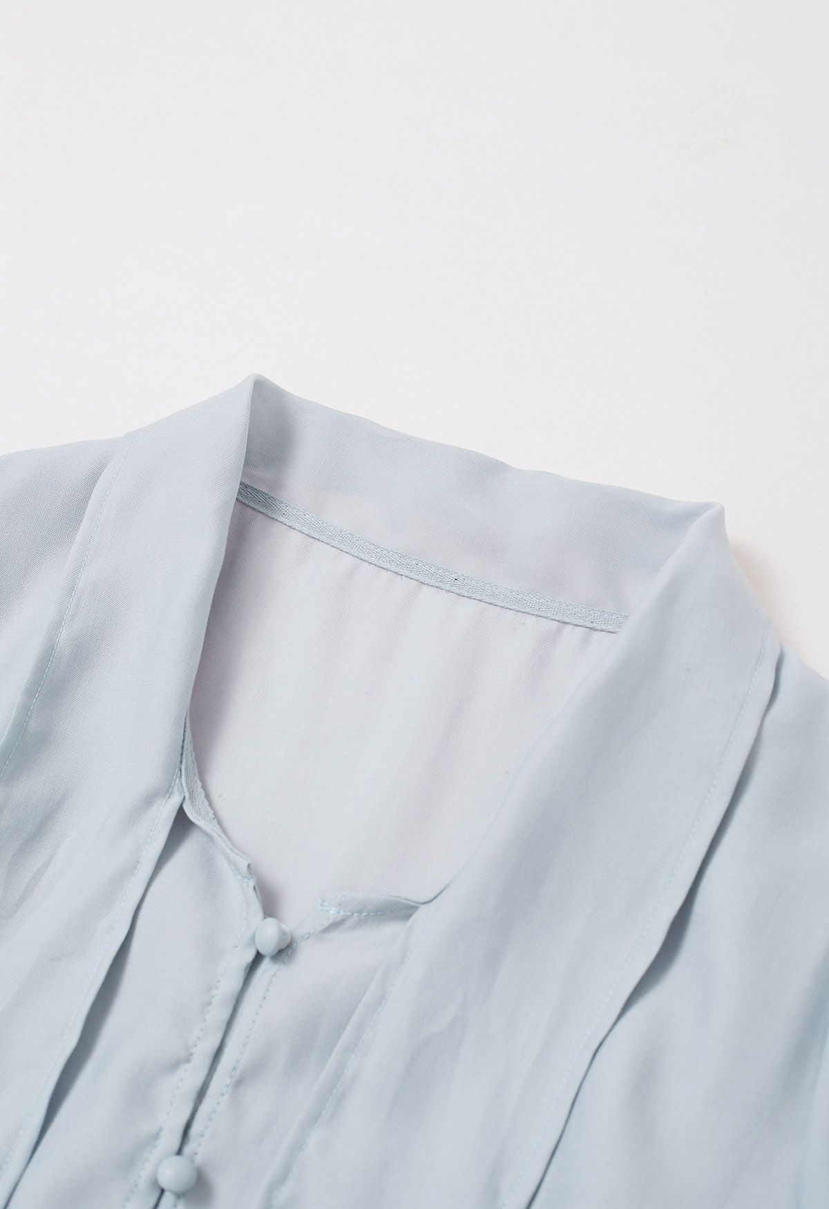 Chemise courte boutonnée à col papillon en bleu clair