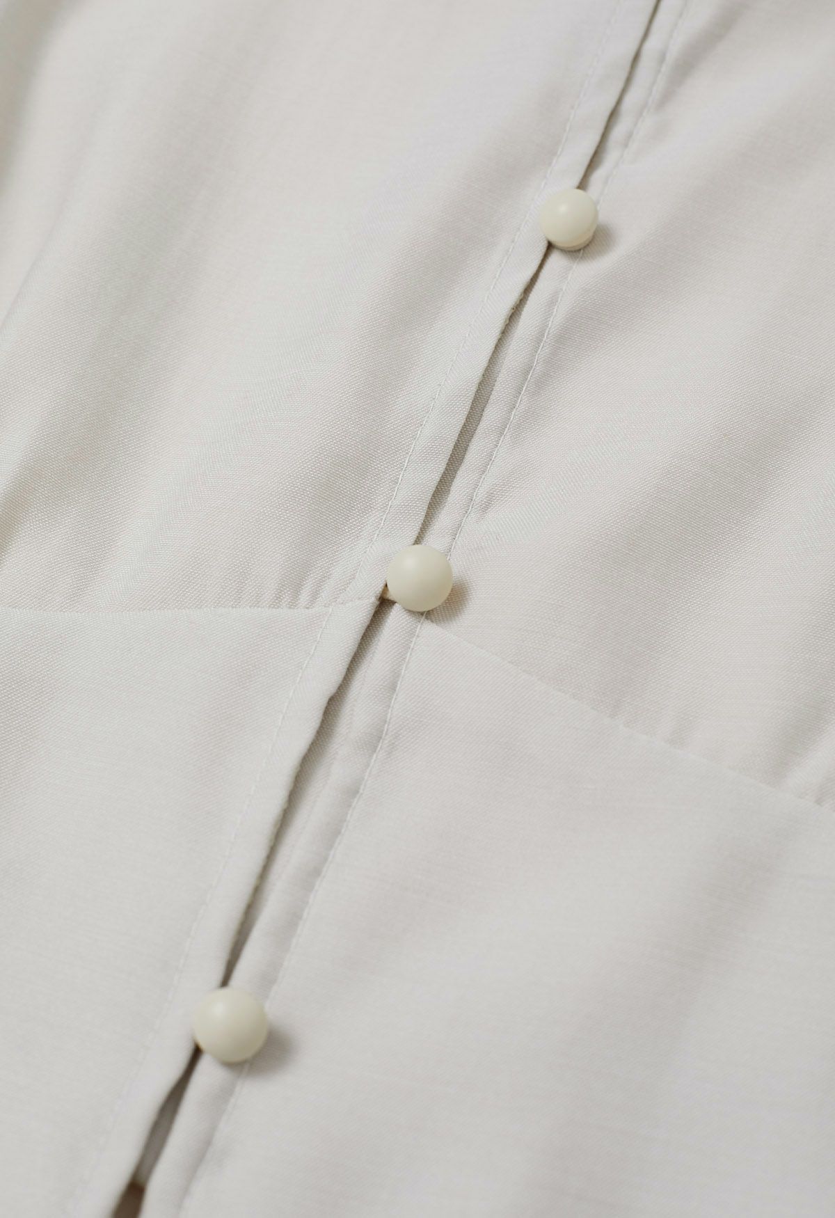 Chemise courte boutonnée à col papillon en ivoire