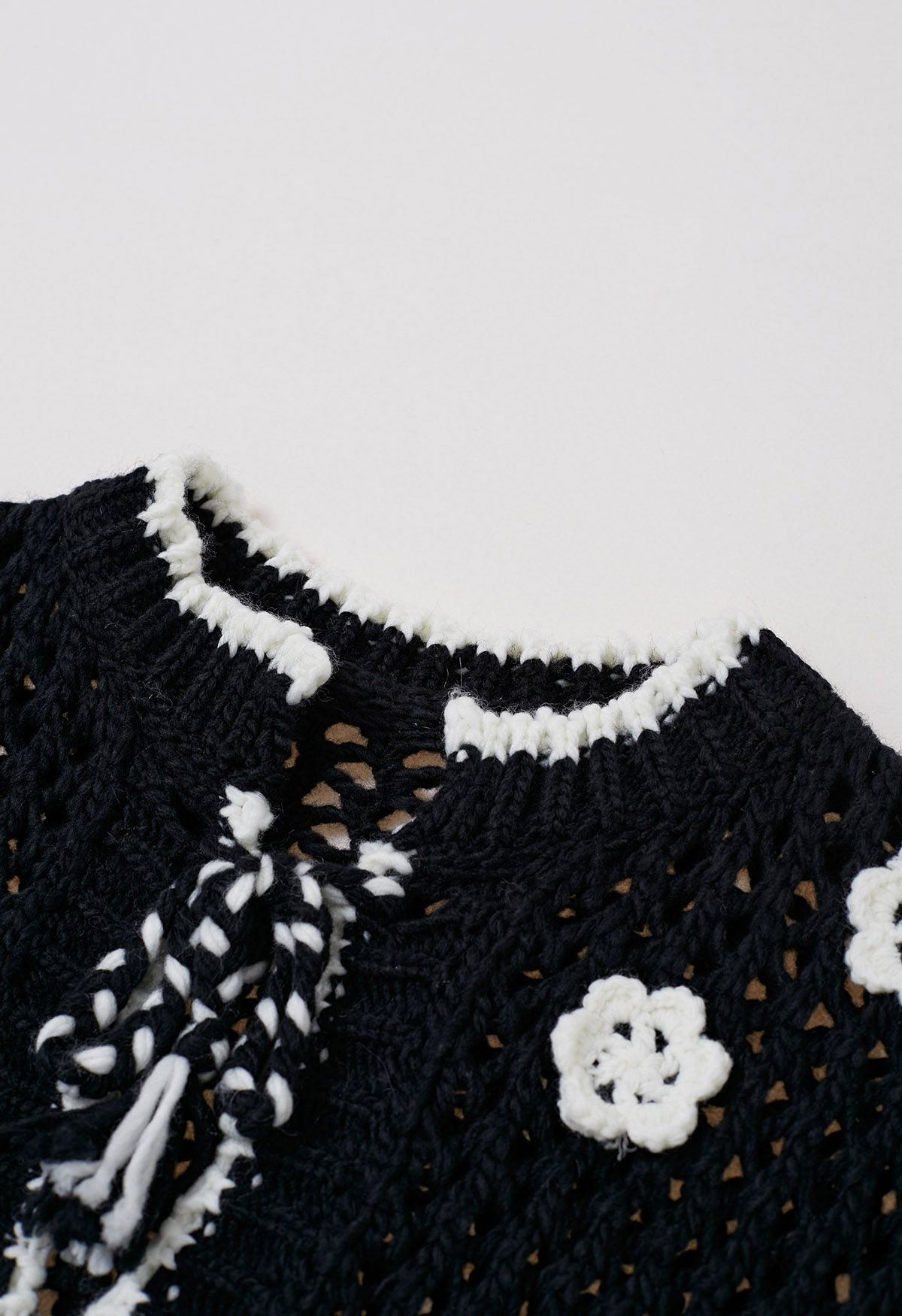 Cardigan tricoté à la main avec fermeture à nouer soi-même et motif floral