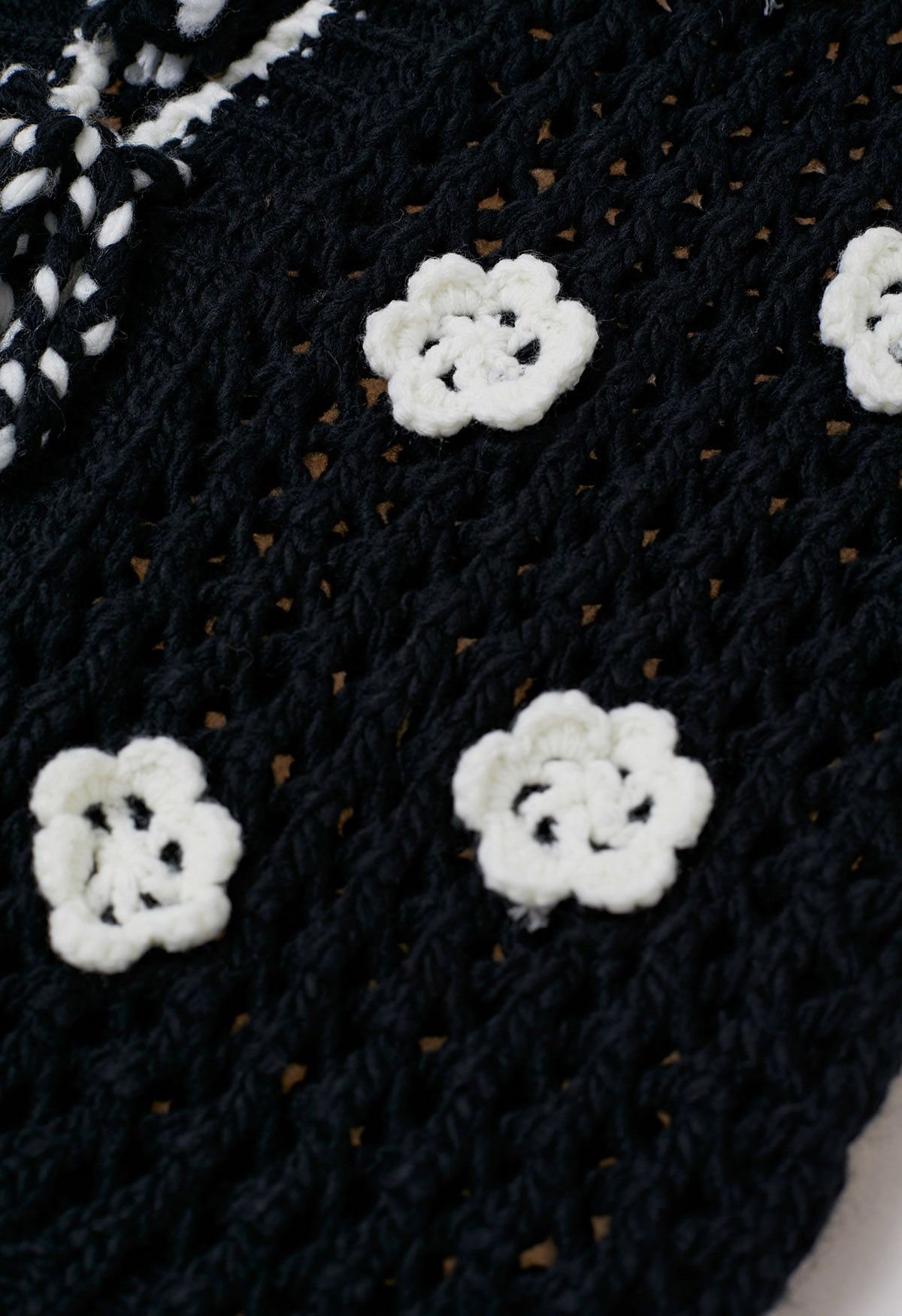 Cardigan tricoté à la main avec fermeture à nouer soi-même et motif floral