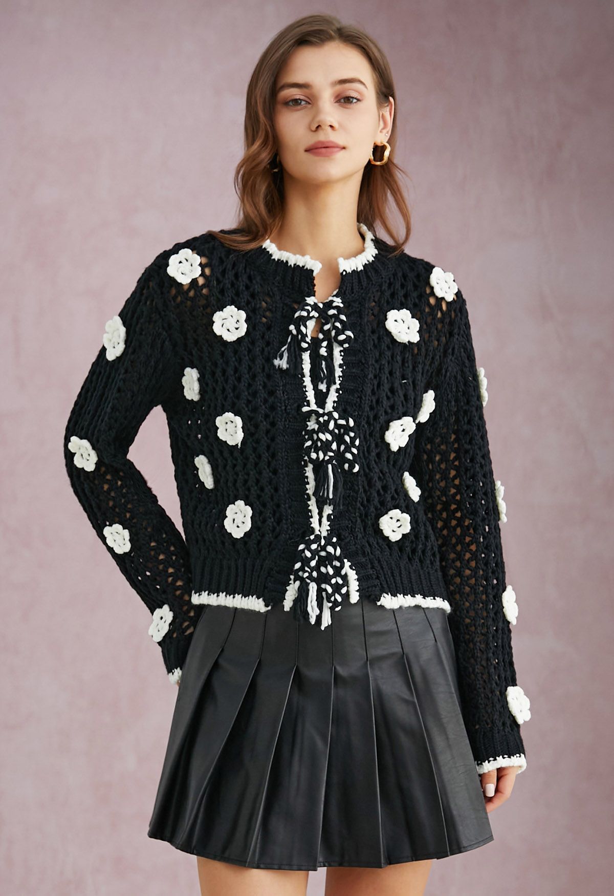 Cardigan tricoté à la main avec fermeture à nouer soi-même et motif floral