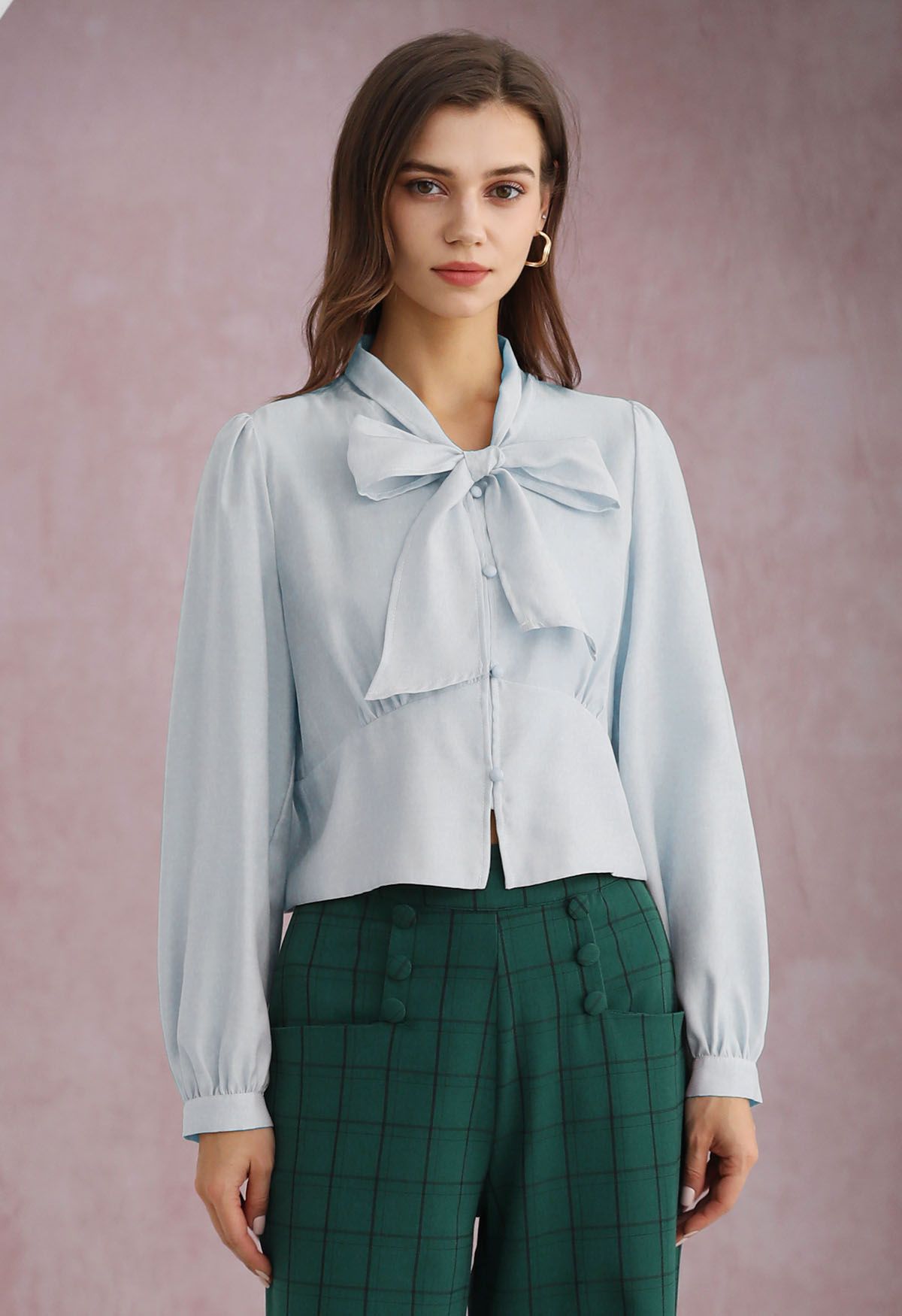 Chemise courte boutonnée à col papillon en bleu clair