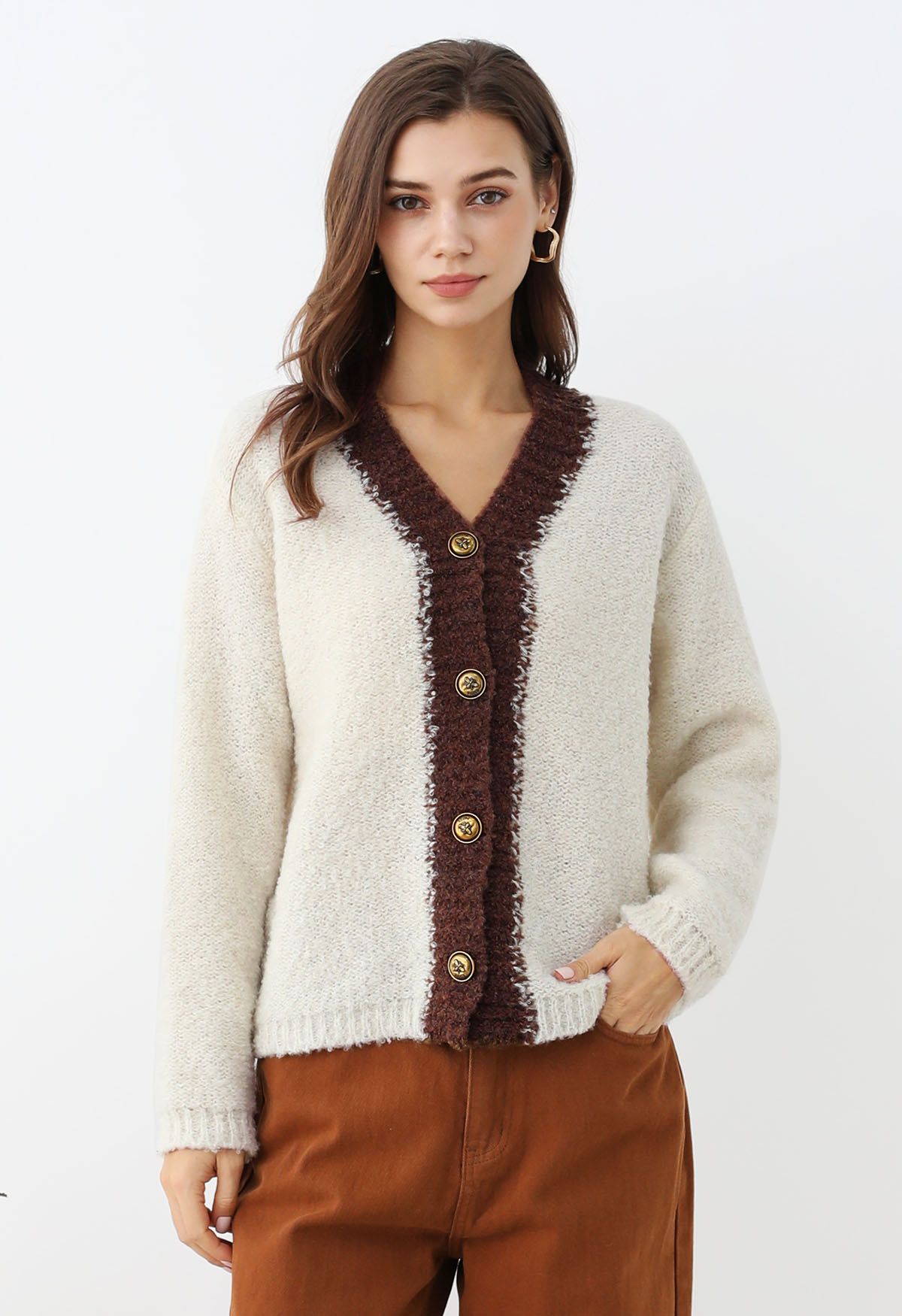 Cardigan boutonné en tricot pelucheux avec bordure contrastante en ivoire